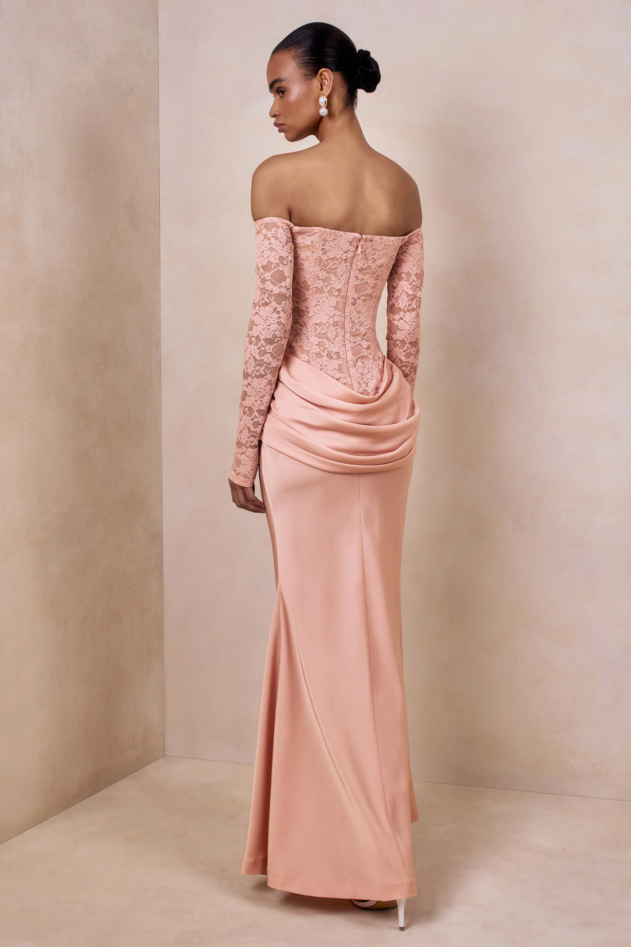 Rinna | Rosafarbenes Bardot-Maxikleid aus Spitze und Satin - Image 2