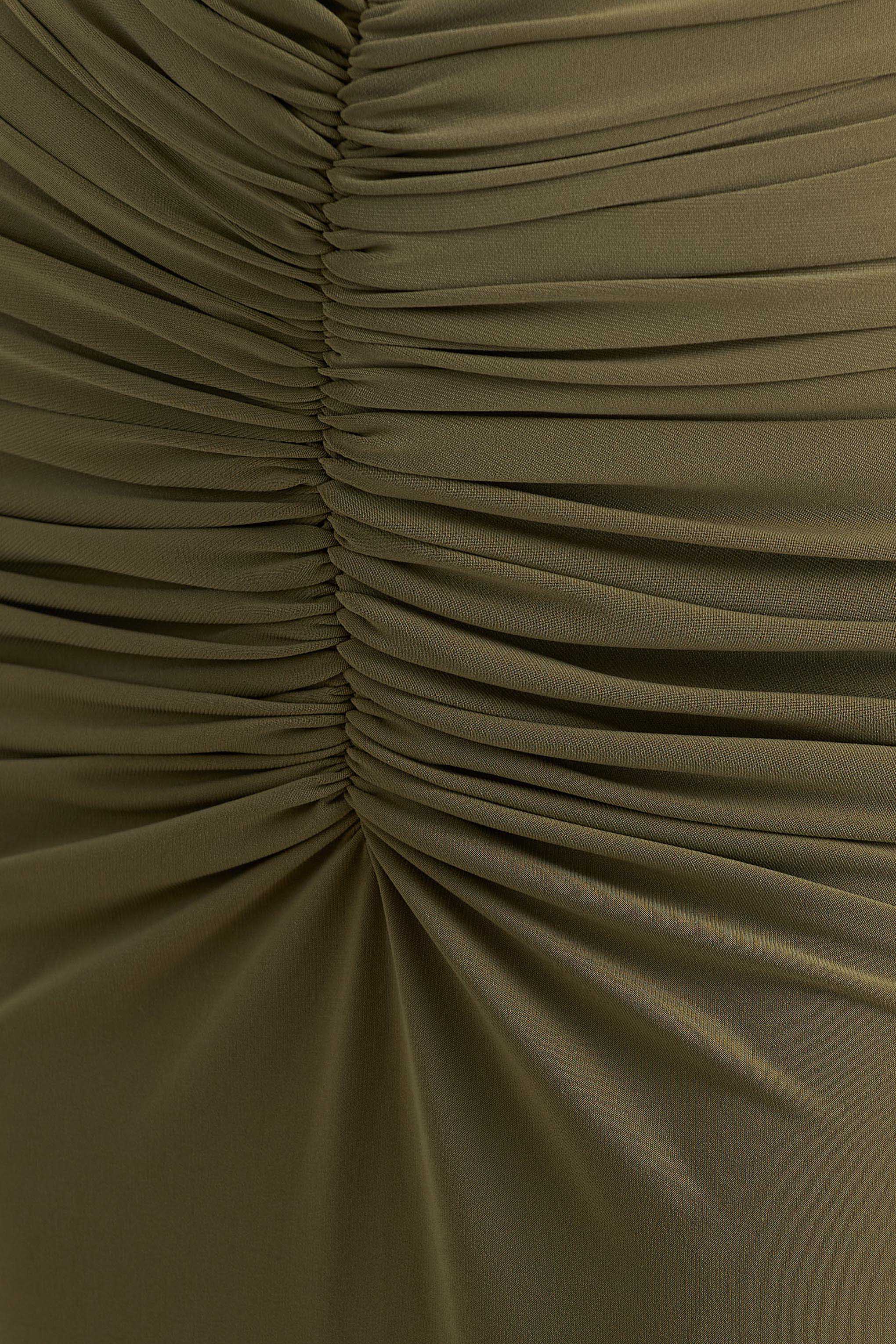 Premiere | Olivfarbenes Maxikleid mit Boot-Ausschnitt, Cape-Ärmeln und offenem Rücken - Image 6