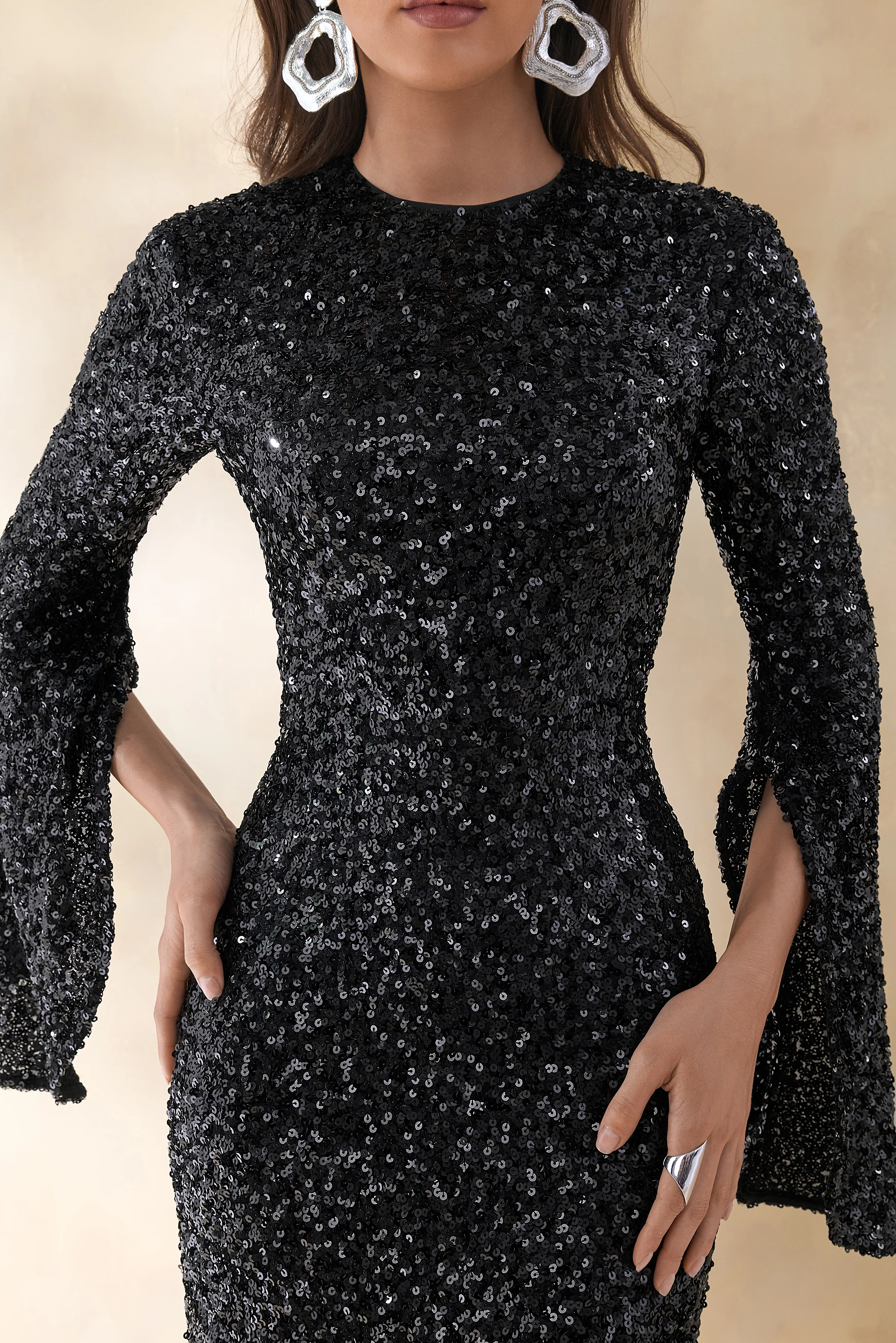 Romea | Schwarzes Pailletten-Maxikleid mit hohem Ausschnitt und Cape-Ärmeln - Image 3