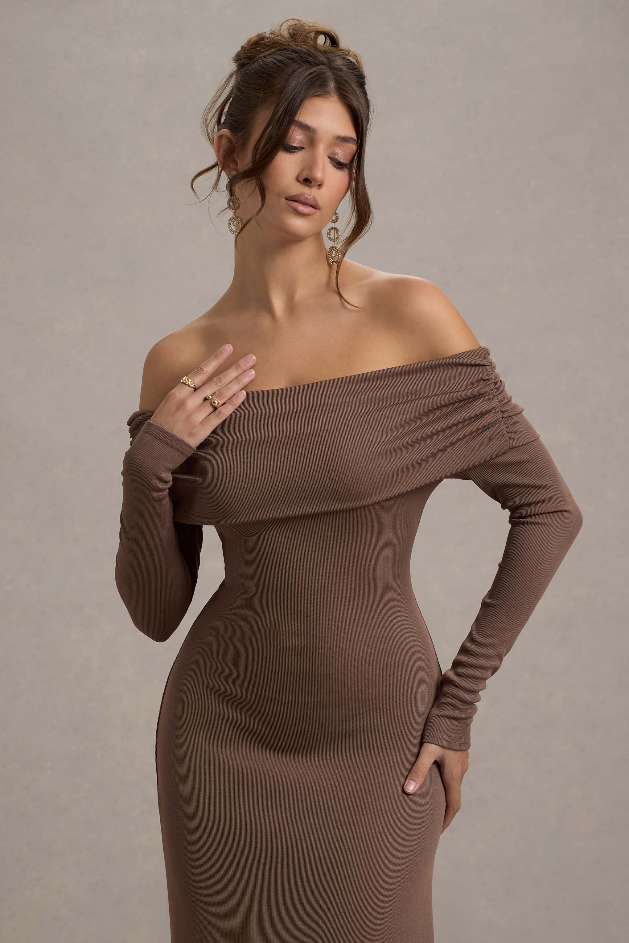 Romina | Mocha Rippenstrick Bardot Maxikleid mit asymmetrischem Saum - Image 3