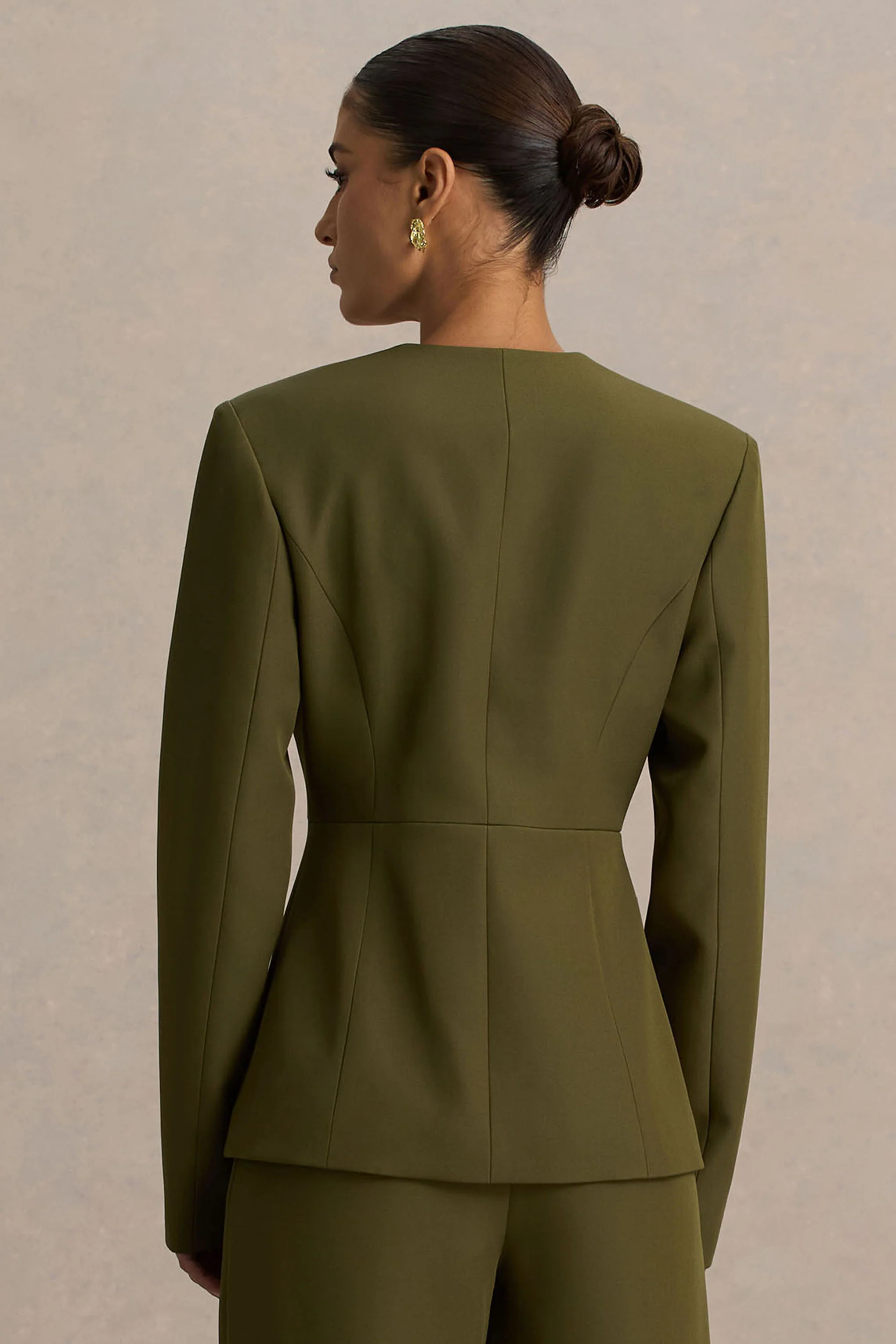 Rosalina | Olivgrüner, taillierter Blazer mit tiefem Ausschnitt - Image 2