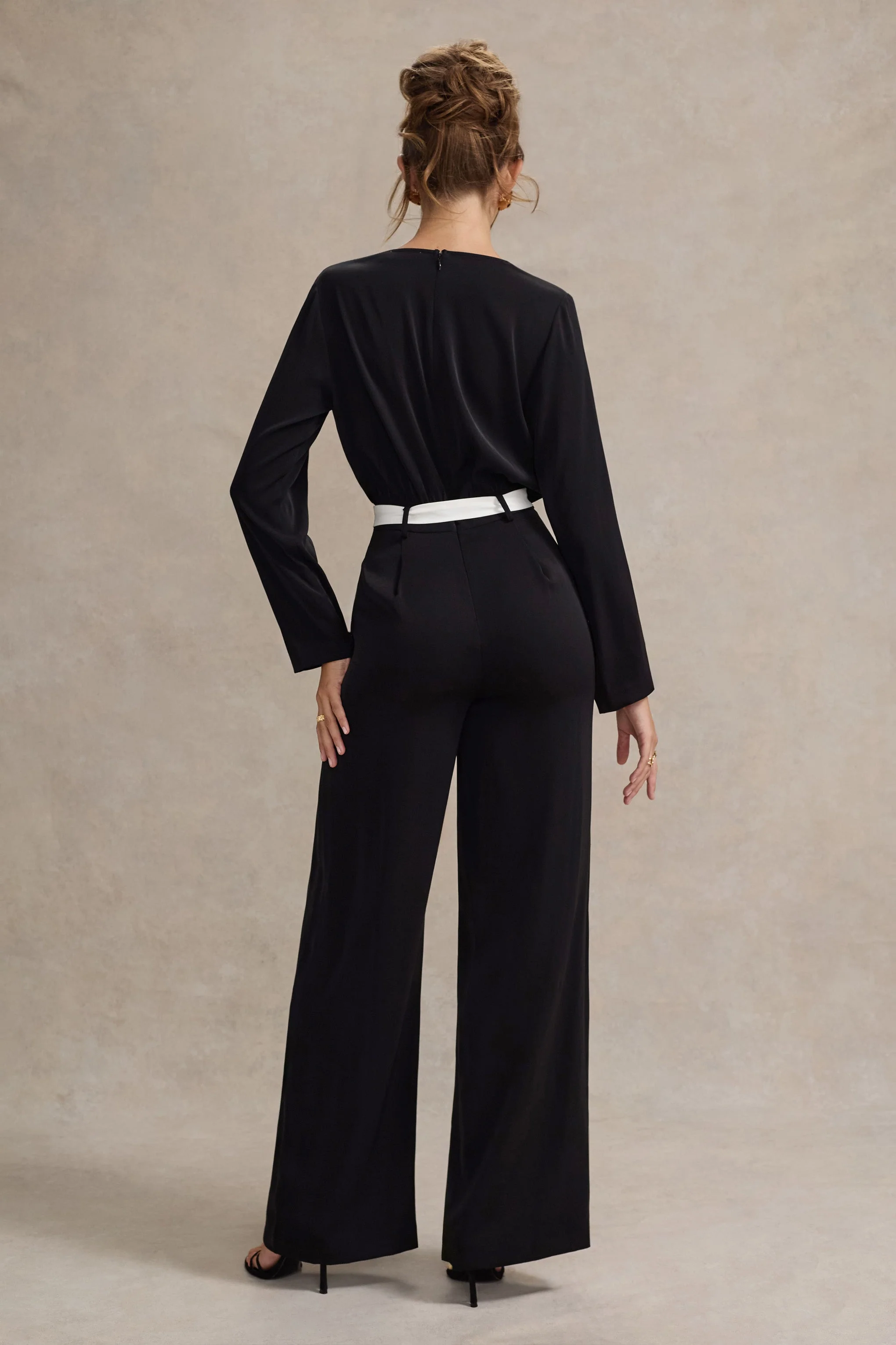 Ruba | Schwarzer, maßgeschneiderter Jumpsuit mit tiefem Ausschnitt und Bindegürtel. - Image 2