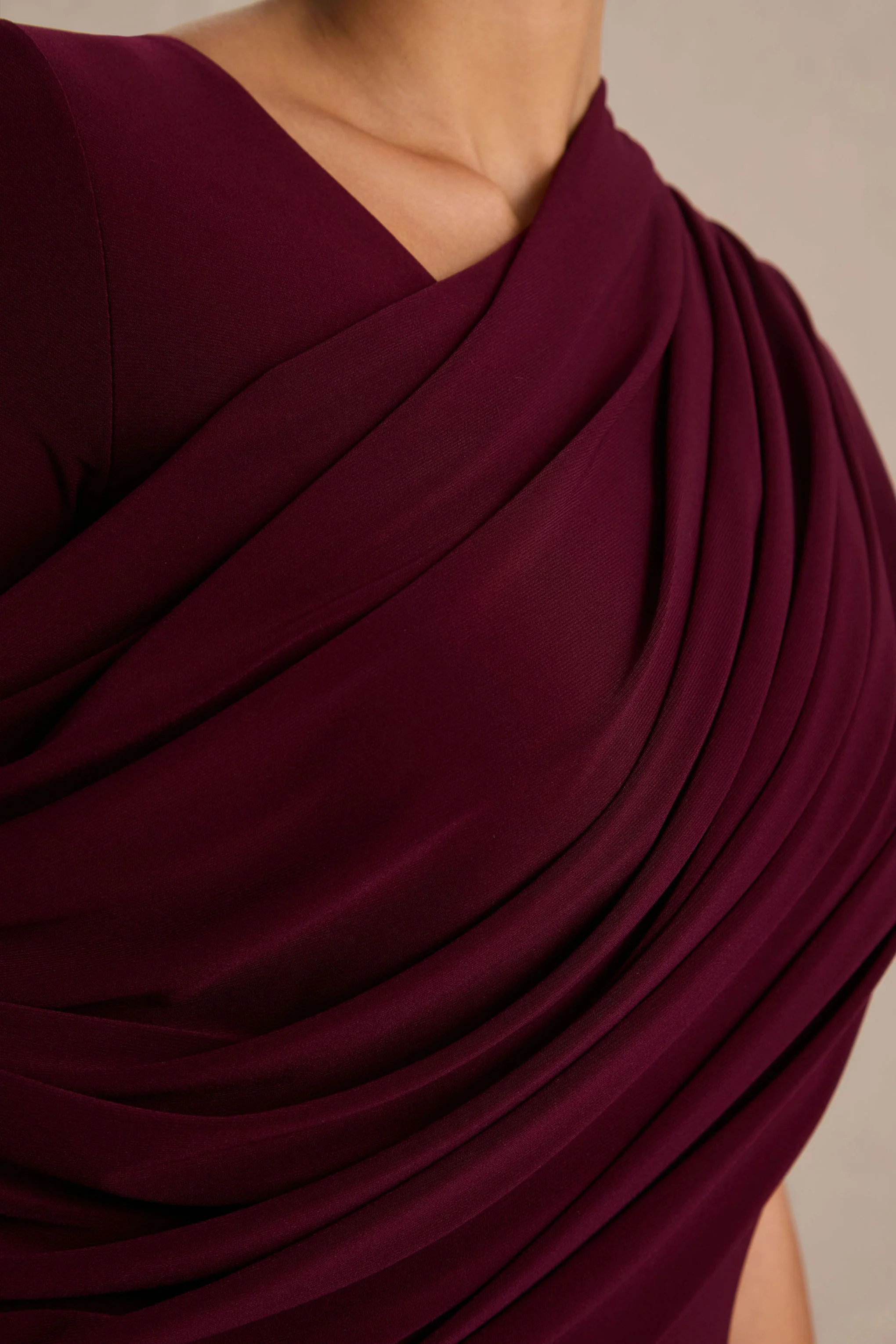 Rubelle | Burgunderrotes Maxikleid mit asymmetrischem Ausschnitt und Drapierung - Image 6