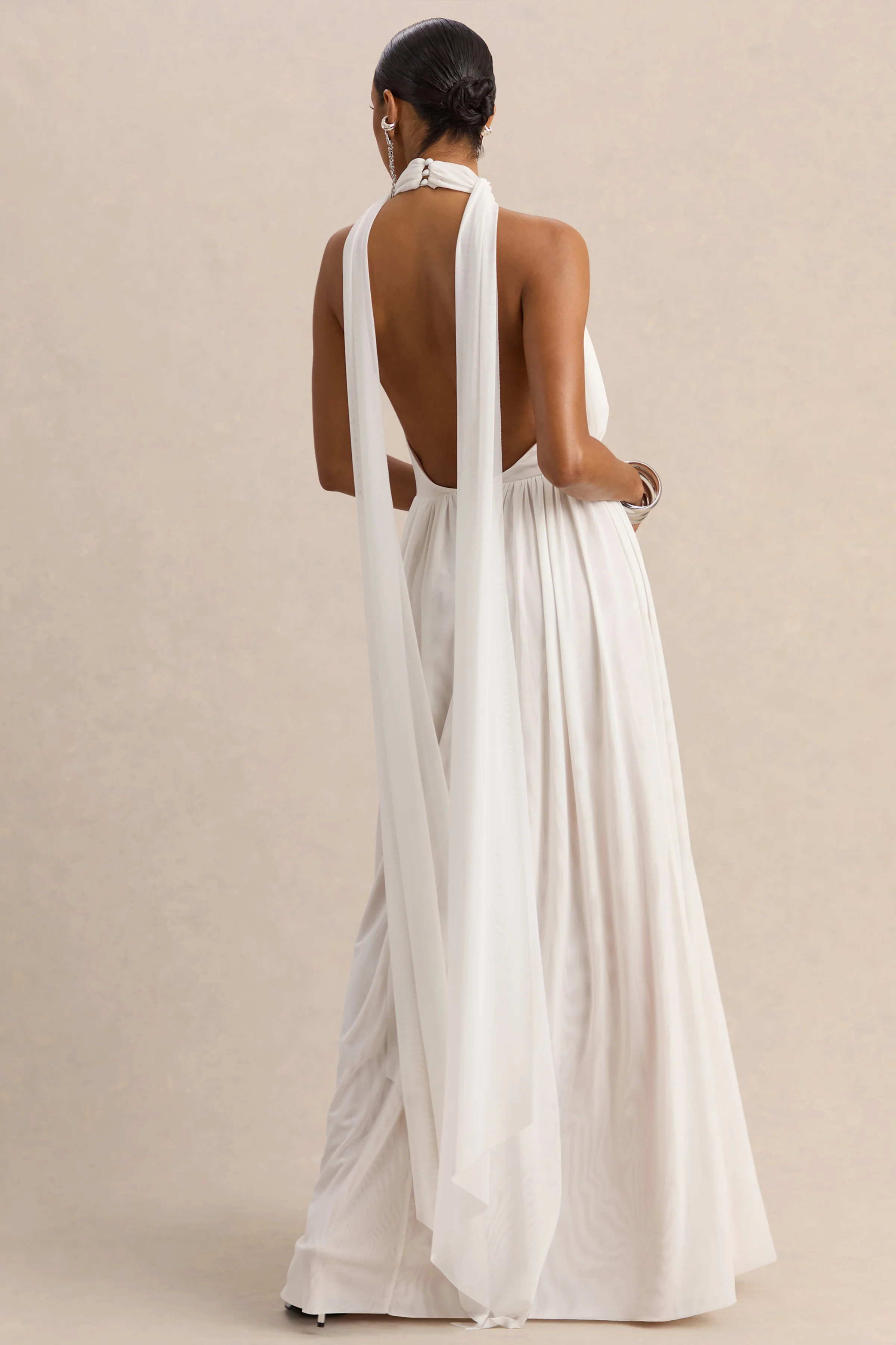 Rylina | Weißes Maxikleid aus Mesh mit Halterneck, Schärpen-Detail und offenem Rücken - Image 2