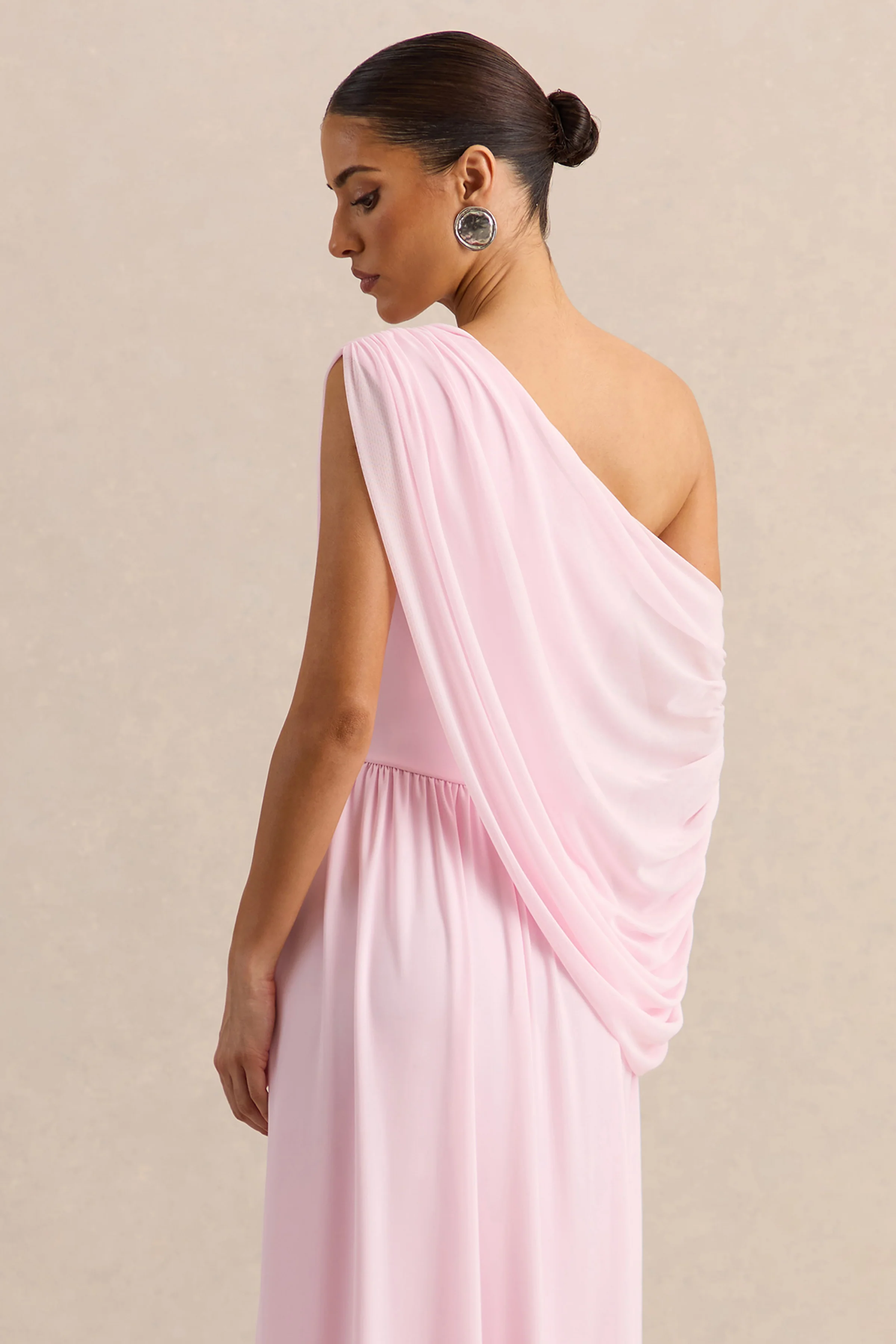 Sabianna | Rosa Maxikleid mit asymmetrischem Ausschnitt und drapierten Details - Image 3