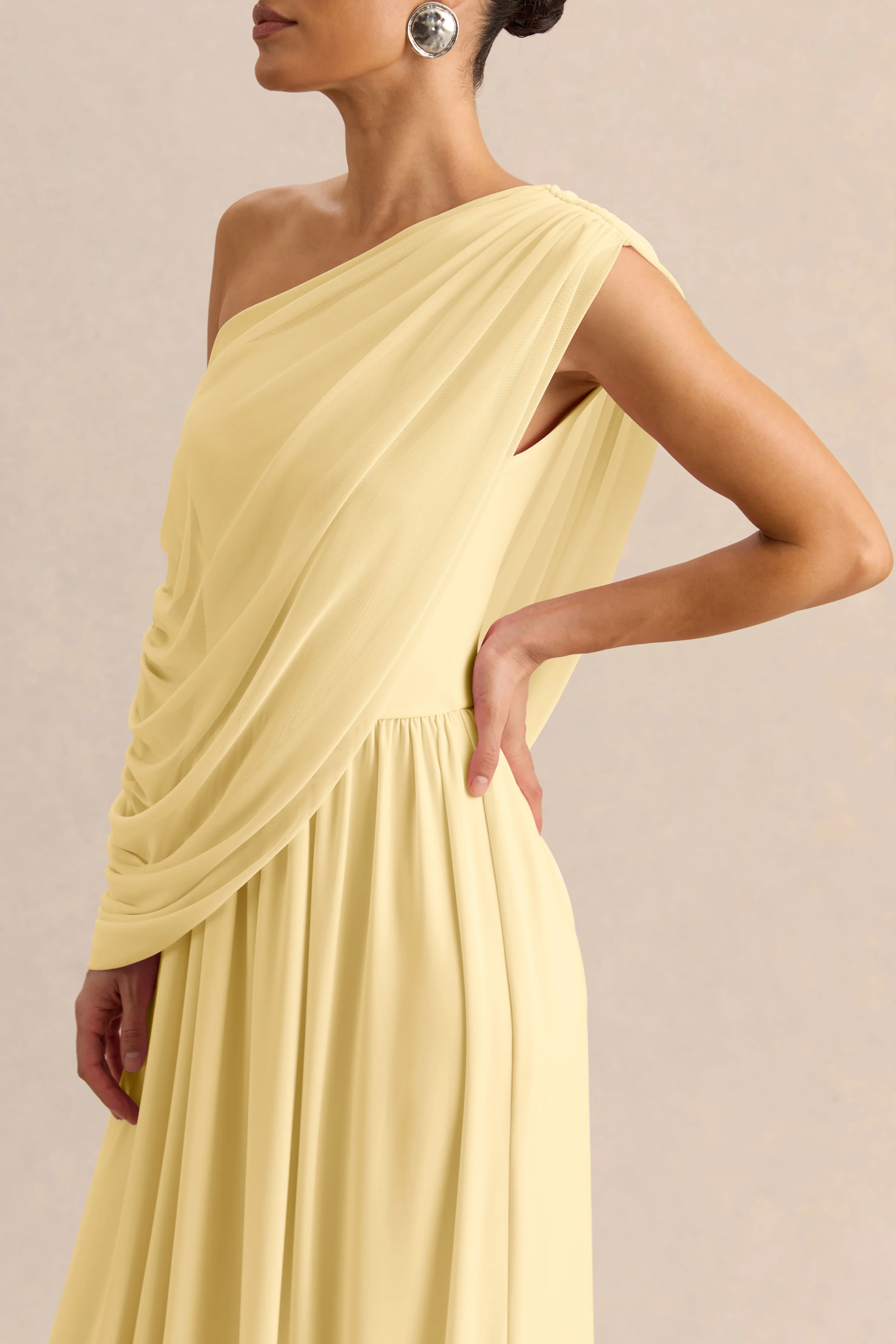 Sabianna | Zitronengelbes Maxikleid mit asymmetrischem Ausschnitt und drapierten Details - Image 3