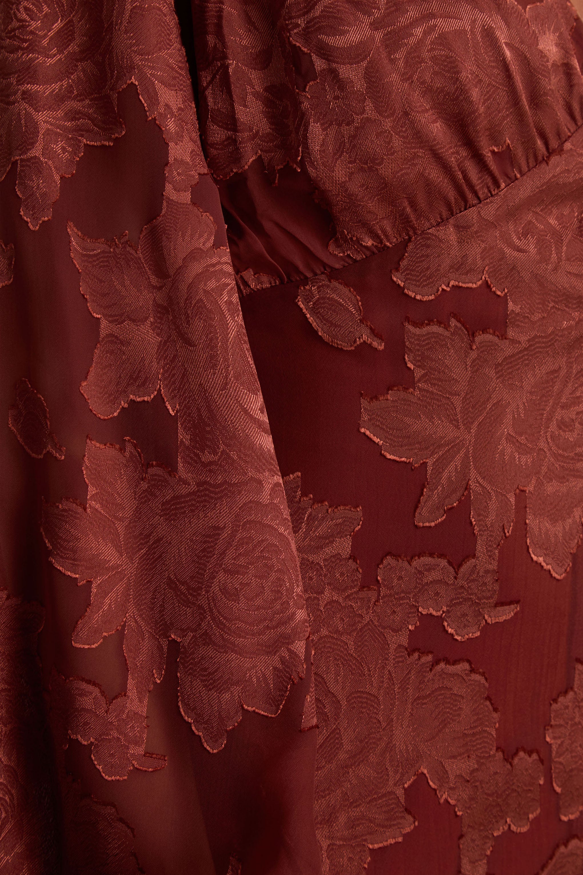 Sabina | Rostfarbenes Devore-Midikleid mit tiefem Ausschnitt - Image 6