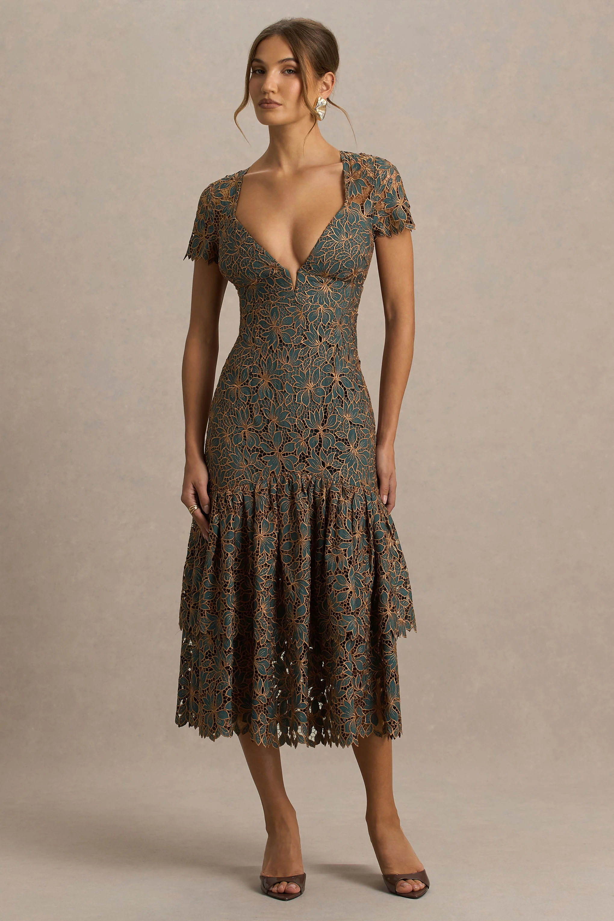 Sabrina | Dunkelgrünes Midikleid mit rostfarbenen Stickereien und tiefem Ausschnitt - Image 4