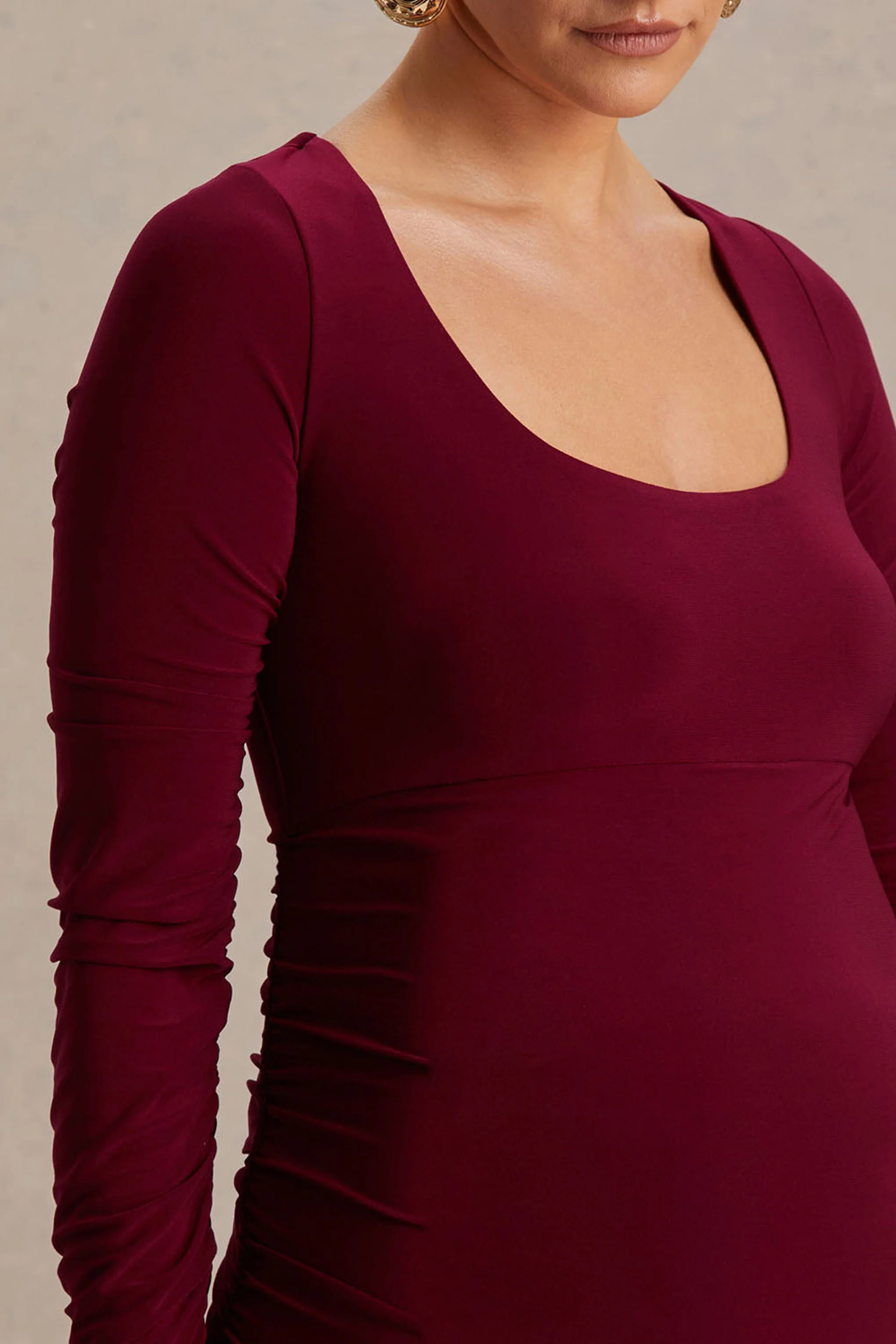 Saffron | Beerenfarbenes Umstands-Midikleid mit Rundhalsausschnitt - Image 3