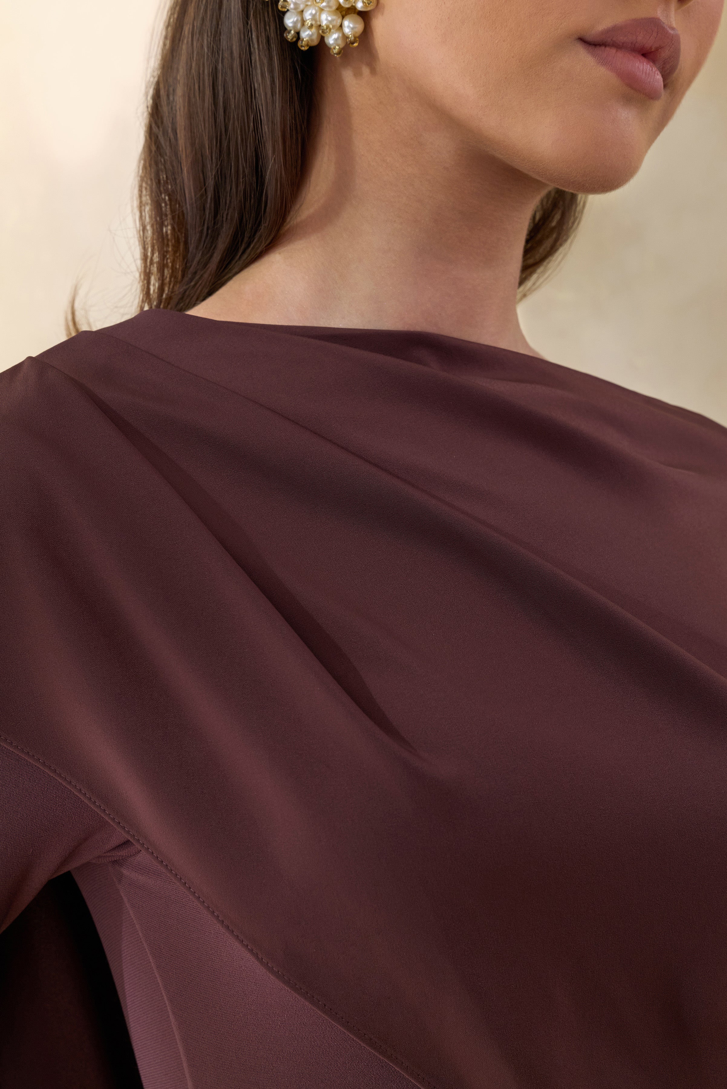 Salenne | Braunes Maxikleid mit weitem Ausschnitt und asymmetrischem Satin-Cape - Image 7