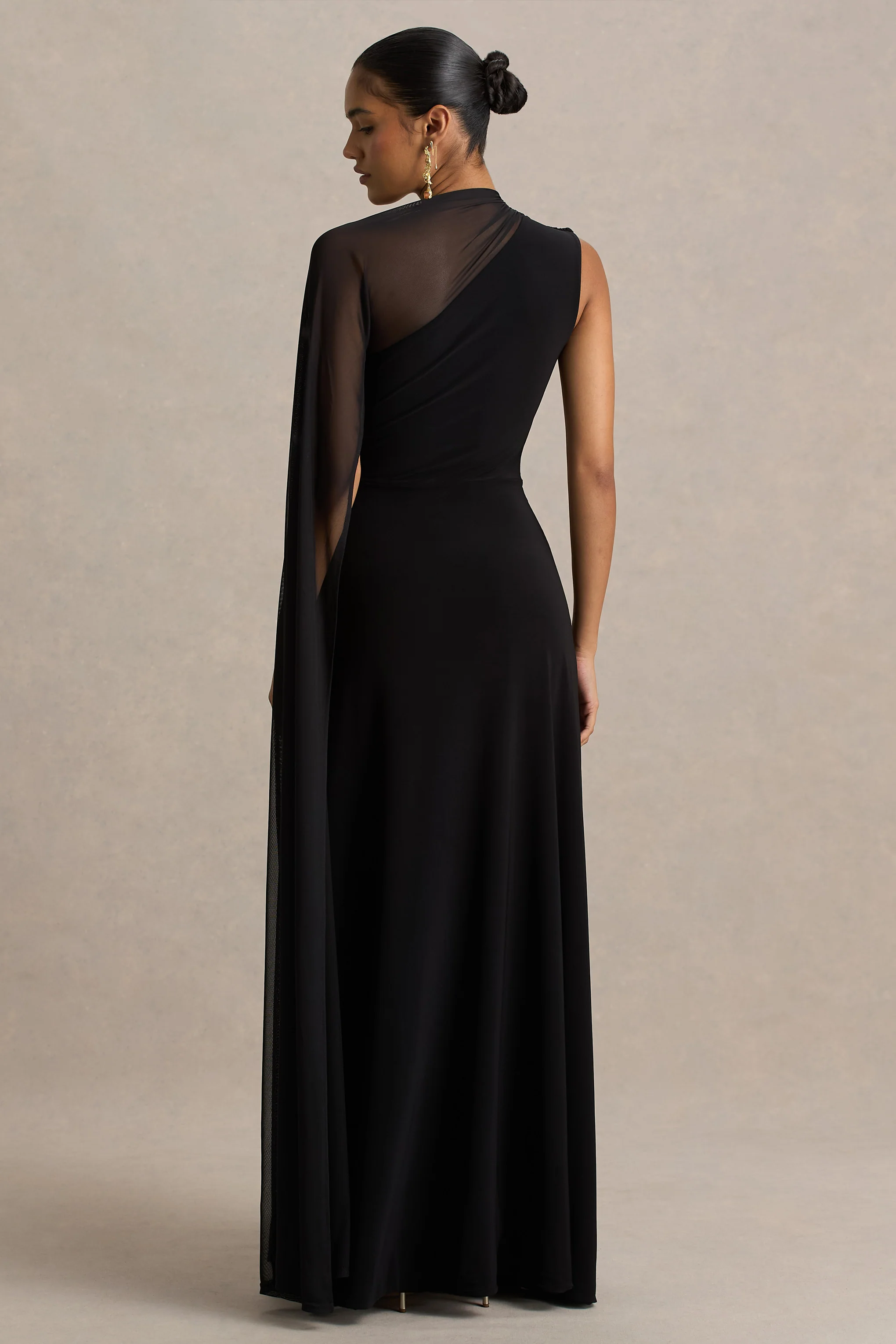 Selena | Schwarzes Maxikleid mit hohem Ausschnitt, Cut-Out und Cape-Ärmeldetail - Image 2