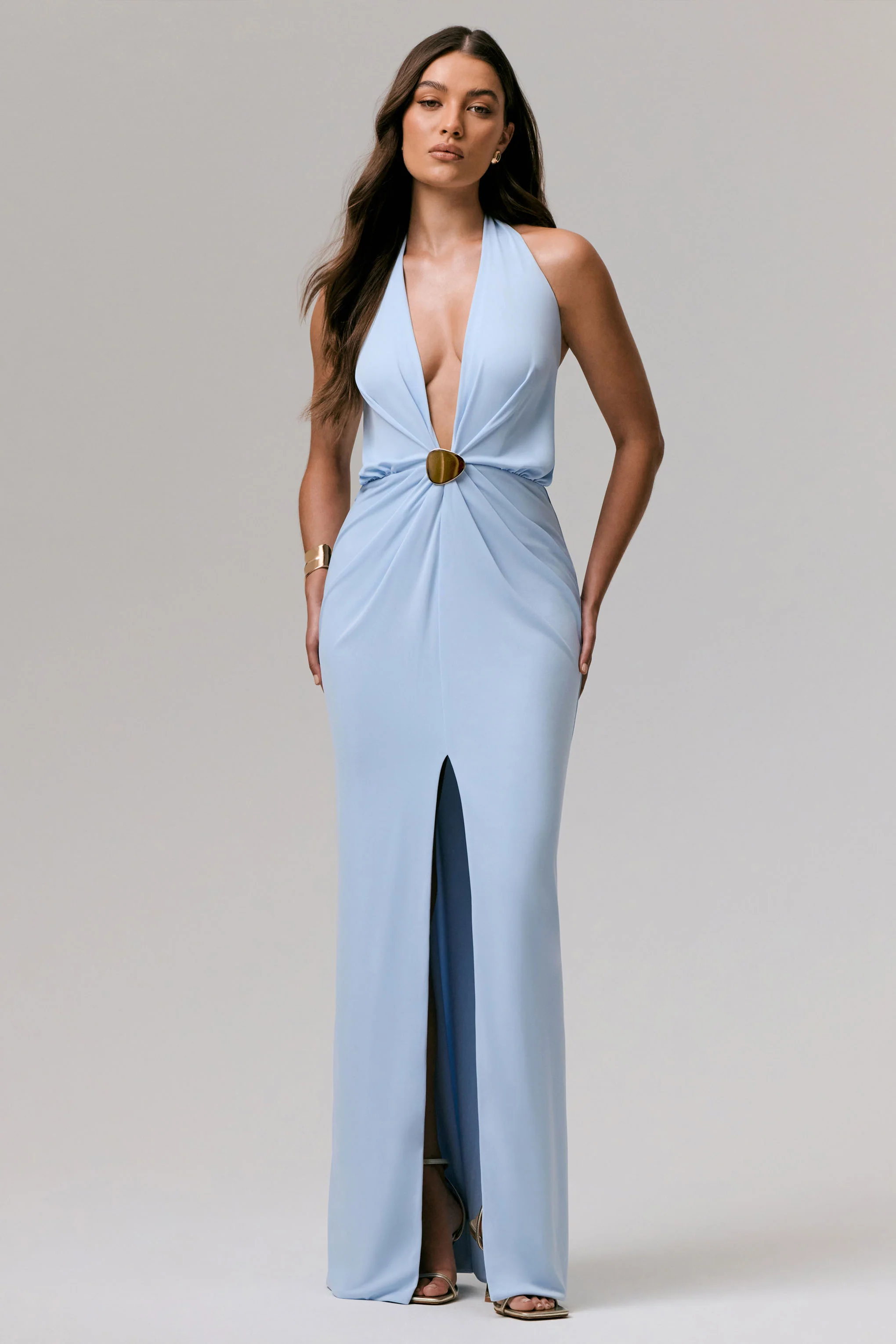 Shooting Star | Puderblaues Wickel-Maxikleid mit tiefem Ausschnitt und betonter Taille - Image 5