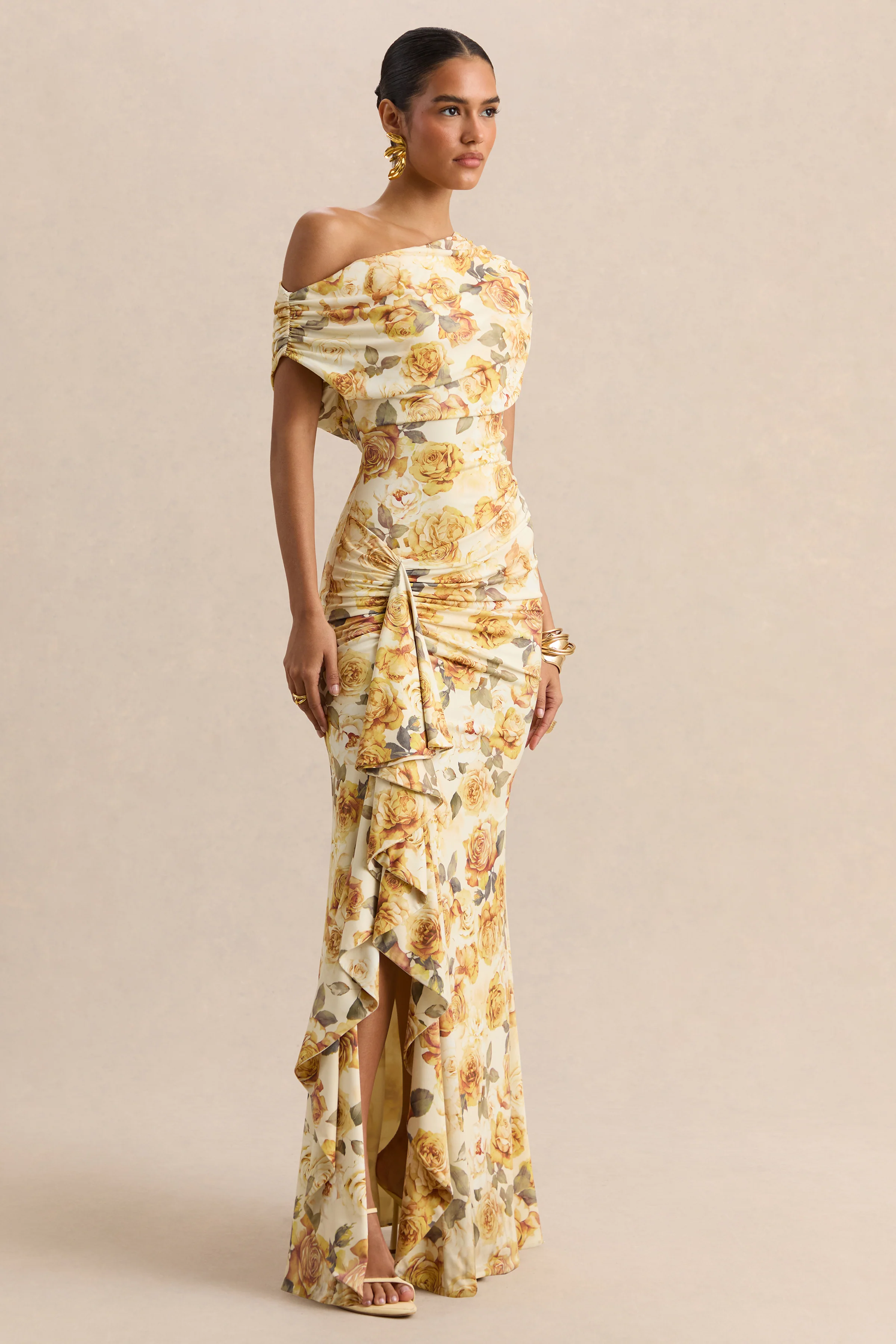 Siora | Zitronengelbes Maxikleid mit Rosenprint, asymmetrischem Ausschnitt und drapierten Details - Image 4