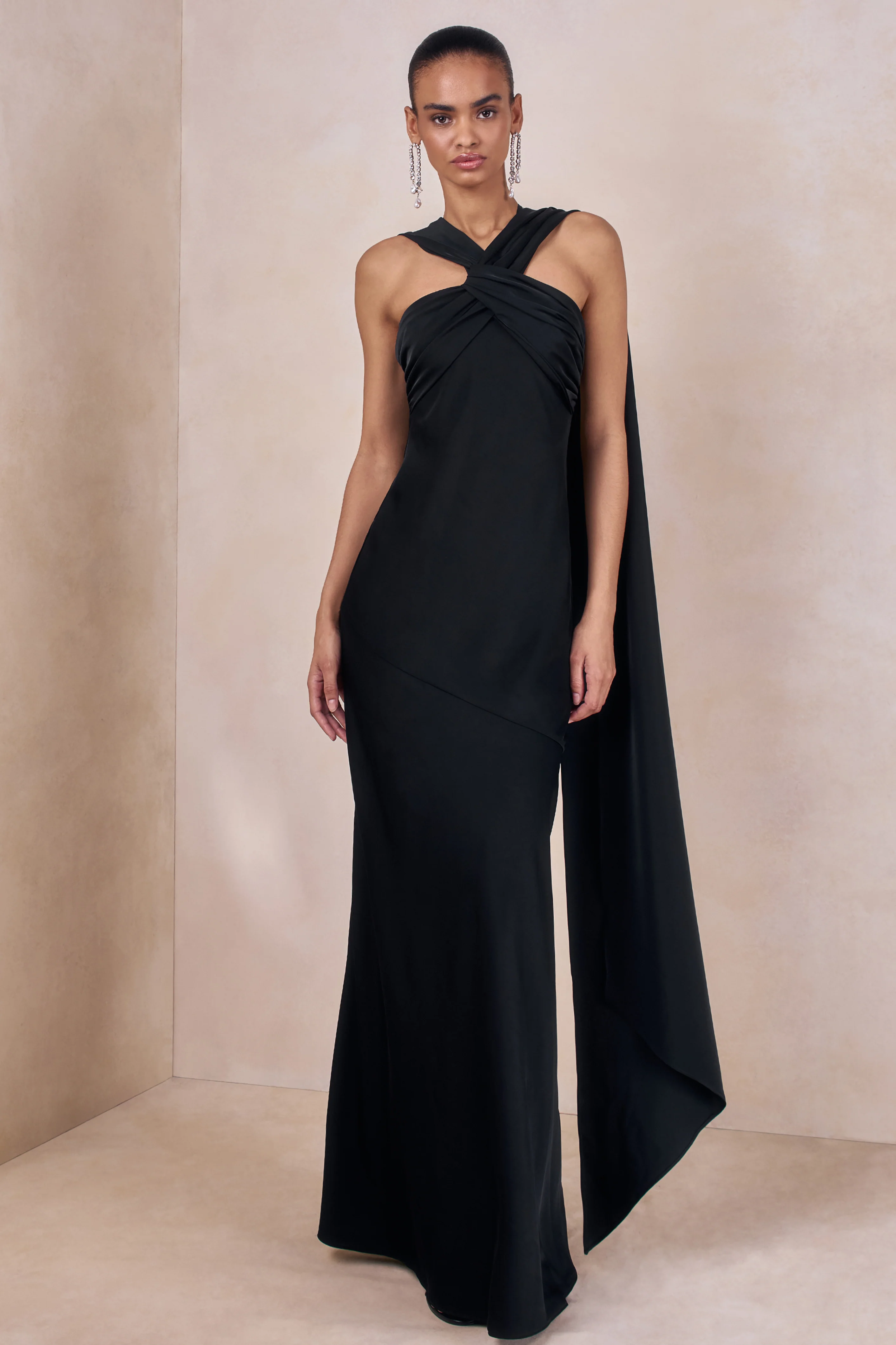 Sloane | Schwarzes Maxikleid aus mattem Satin mit Neckholder-Ausschnitt und Cape-Detail - Image 5