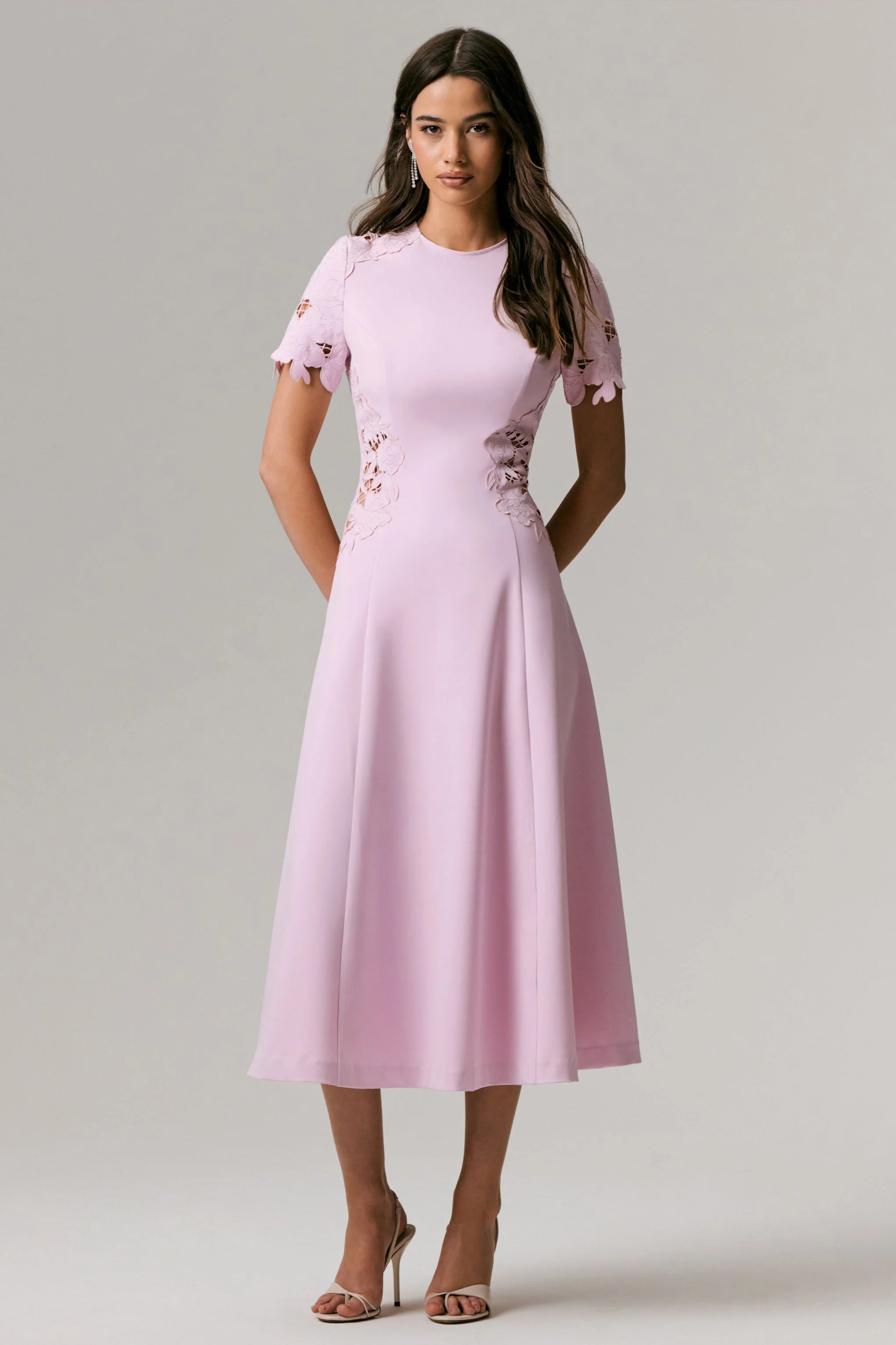 So Sweet | Rosafarbenes Midikleid mit hohem Kragen und Cut-Out-Häkelapplikationen - Image 7