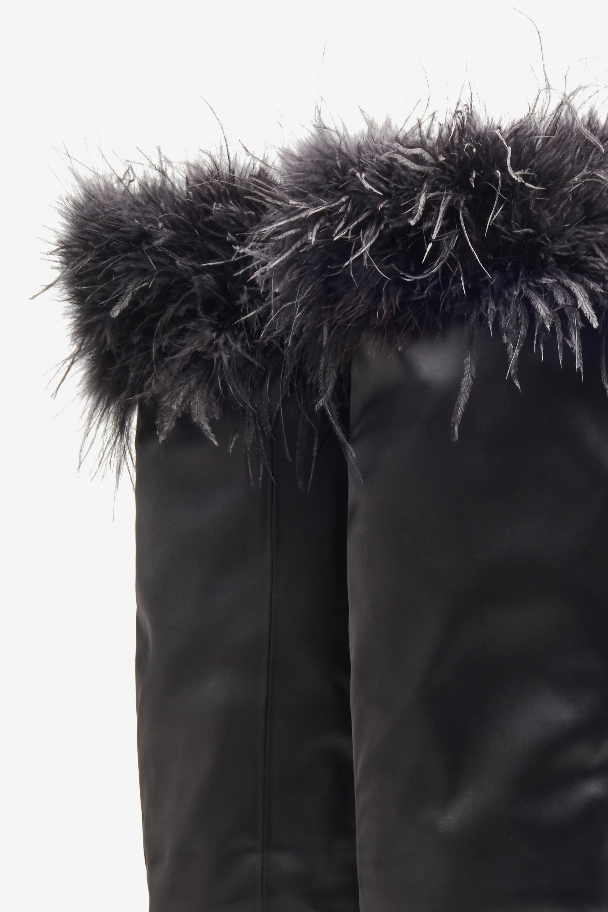 Soho | Schwarze Satin Stiefel mit spitzer Zehenpartie und Federbesatz - Image 4