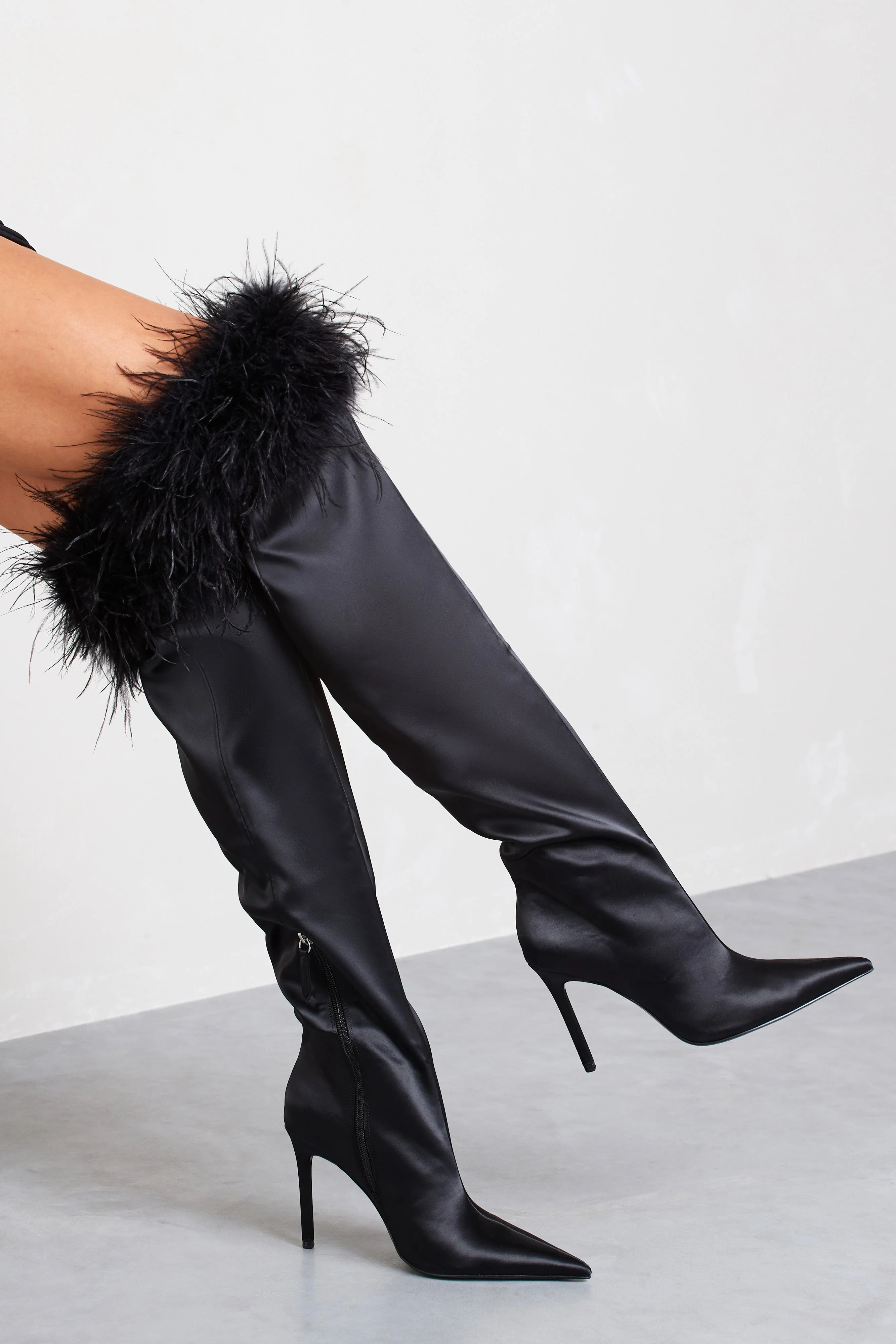Soho | Schwarze Satin Stiefel mit spitzer Zehenpartie und Federbesatz - Image 6