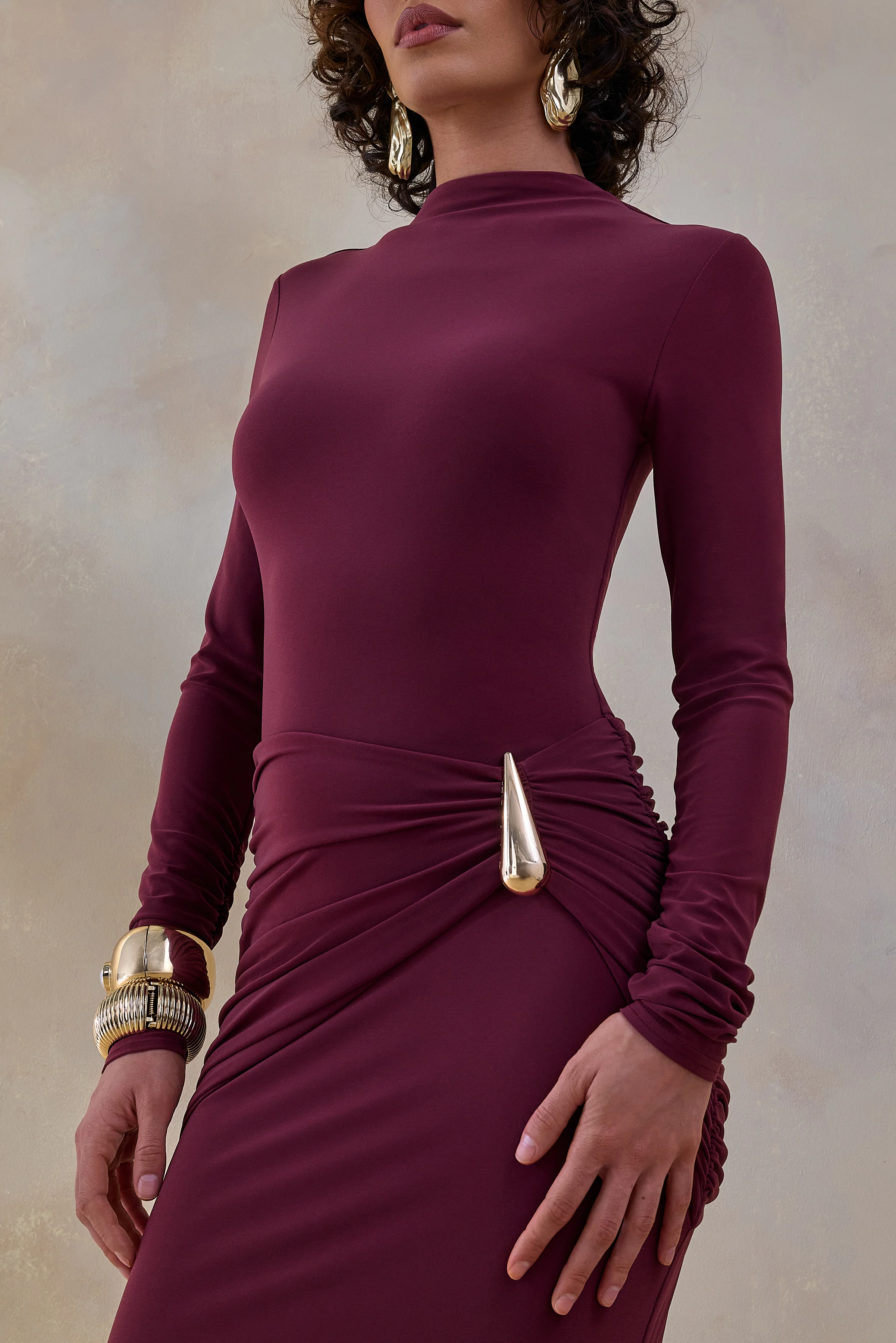 Solarium | Burgunderrotes langärmliges Maxikleid mit Rundhalsausschnitt und Golddetail - Image 3