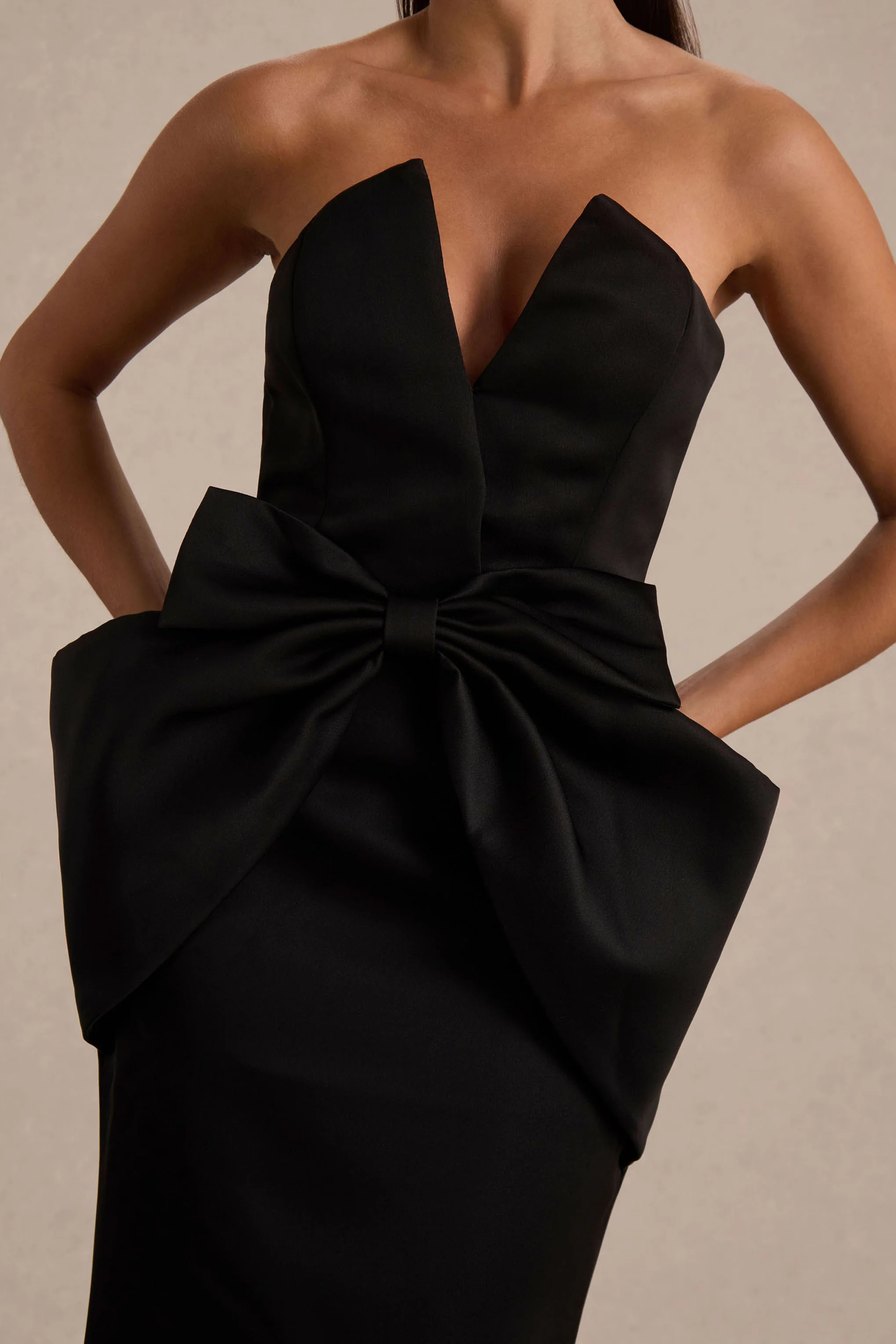 Sonata | Schwarzes Satin-Maxikleid mit Bandeau-Ausschnitt und Schleifendetail - Image 5