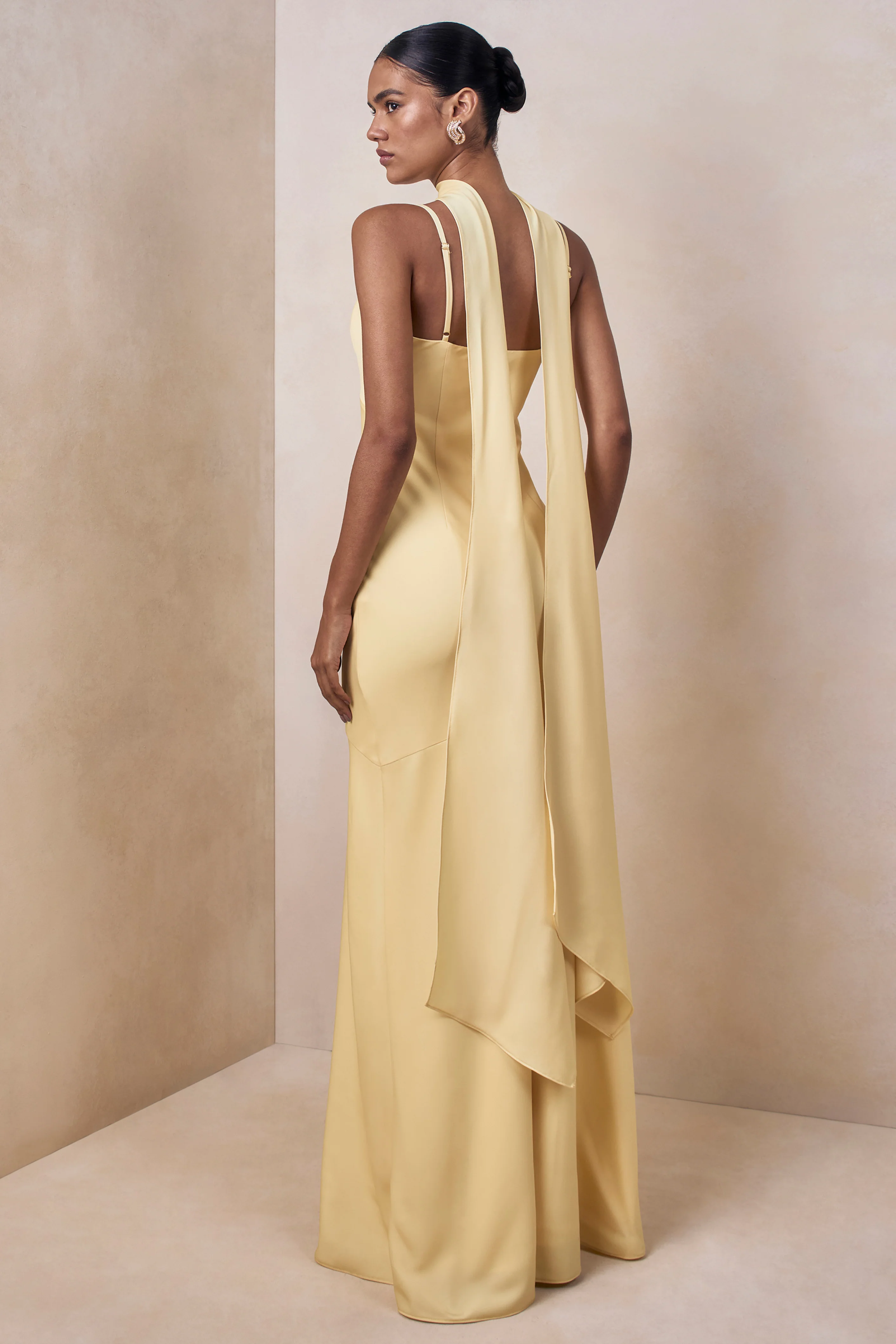 Starling | Zitronengelbes Satin-Maxikleid mit tiefem Ausschnitt und Schaldetail - Image 2
