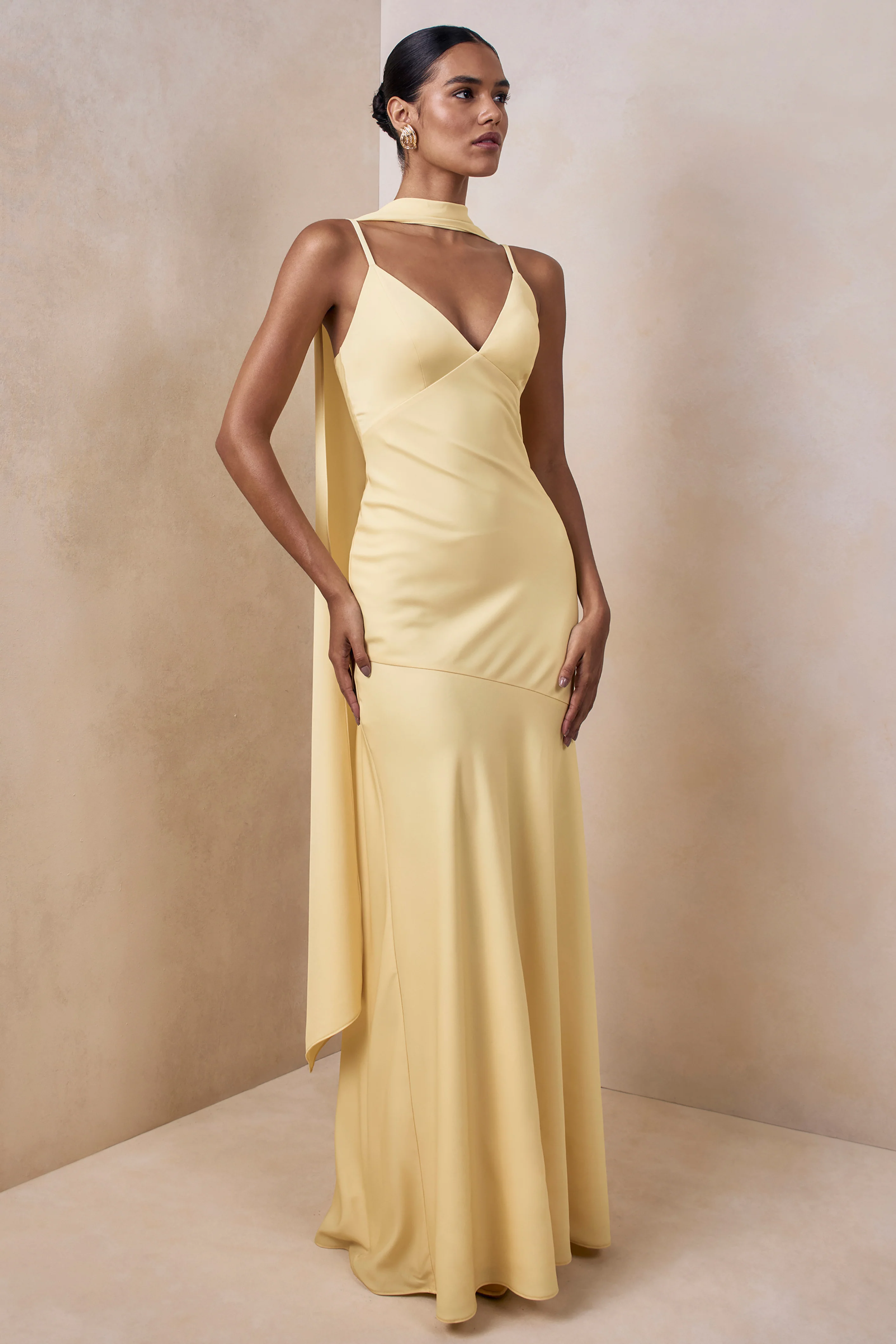 Starling | Zitronengelbes Satin-Maxikleid mit tiefem Ausschnitt und Schaldetail - Image 5