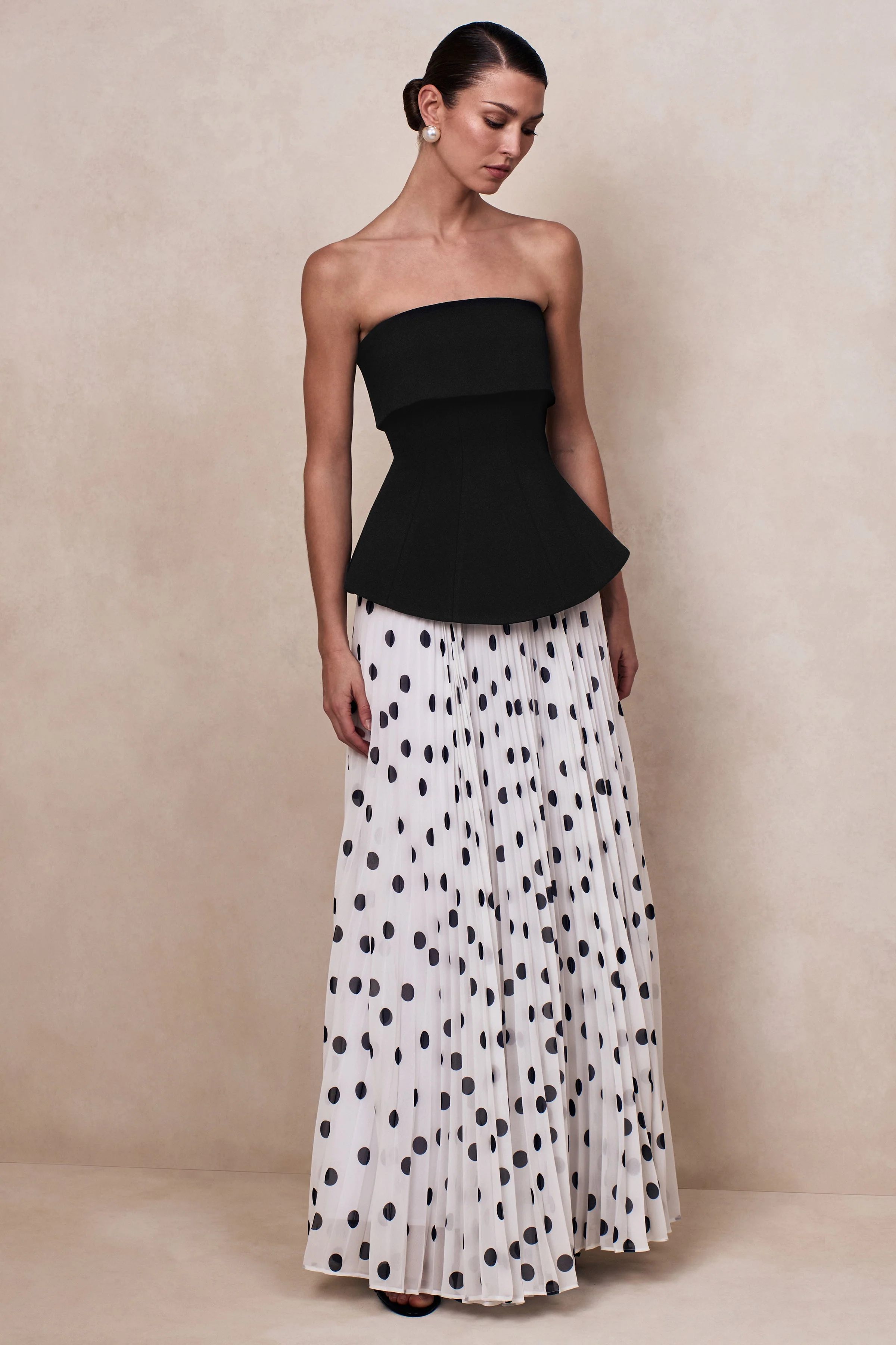 Stellara | Schwarz-weißes Bandeau Maxikleid mit Korsett-Oberteil und transparentem Polka-Dot-Rock - Image 5