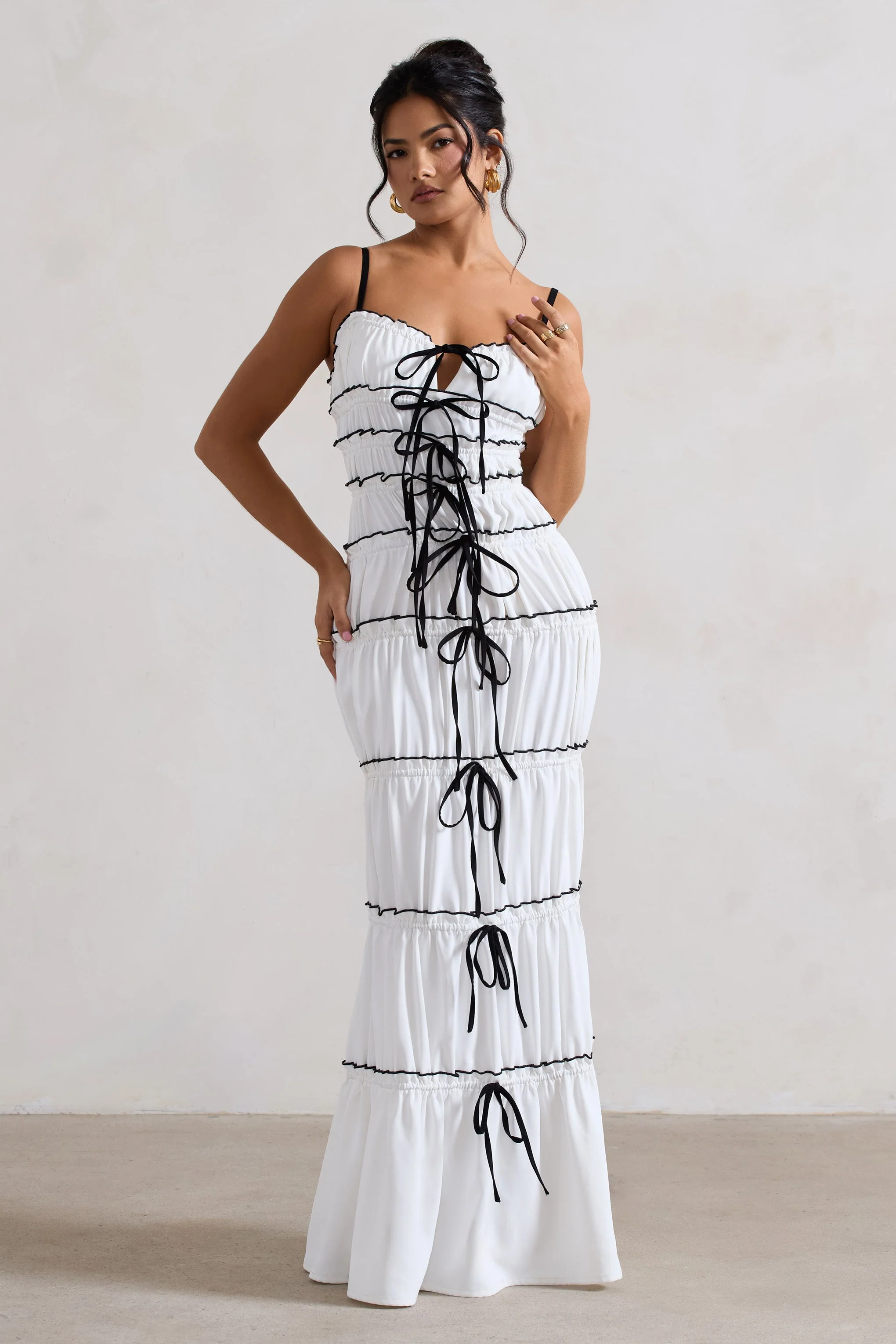 Summer Breeze | Weißes Maxikleid mit Trägern und gerafftem Stufendesign - Image 7