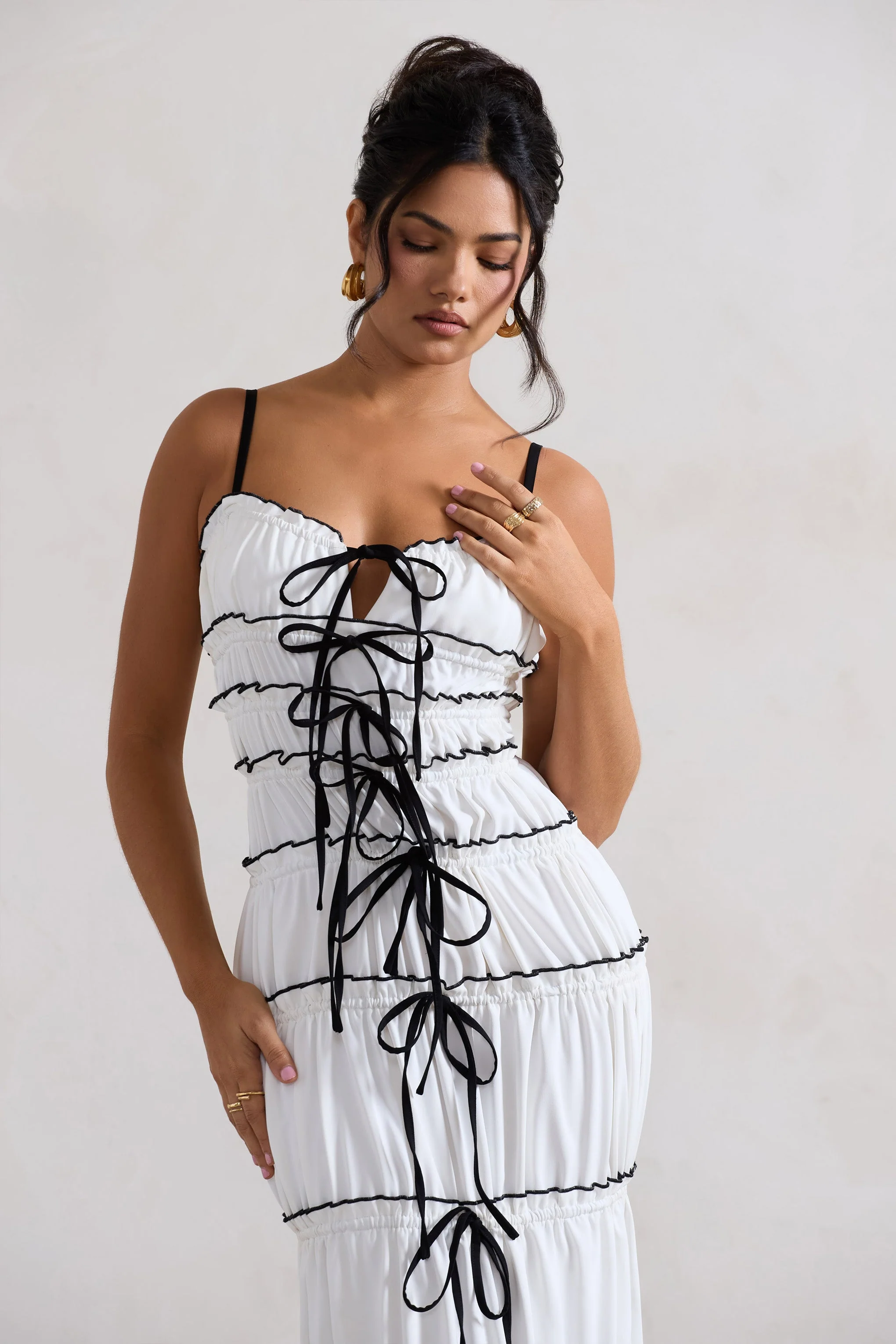 Summer Breeze | Weißes Maxikleid mit Trägern und gerafftem Stufendesign - Image 9