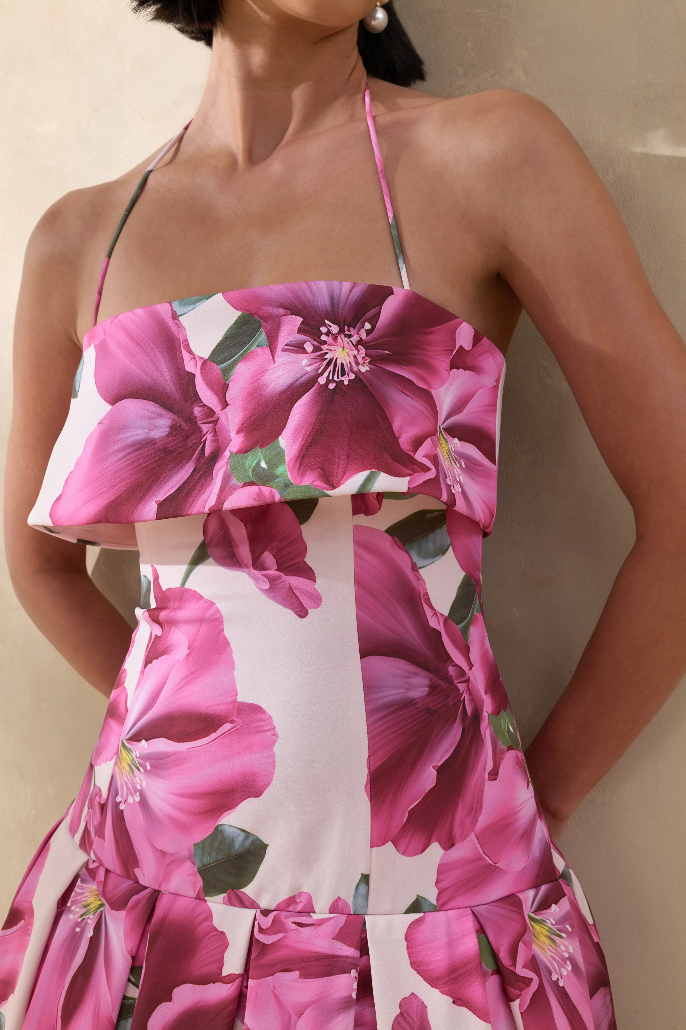 Sylina | Rosa Midikleid mit Hibiskus-Blumenprint und eckigem Ausschnitt - Image 3