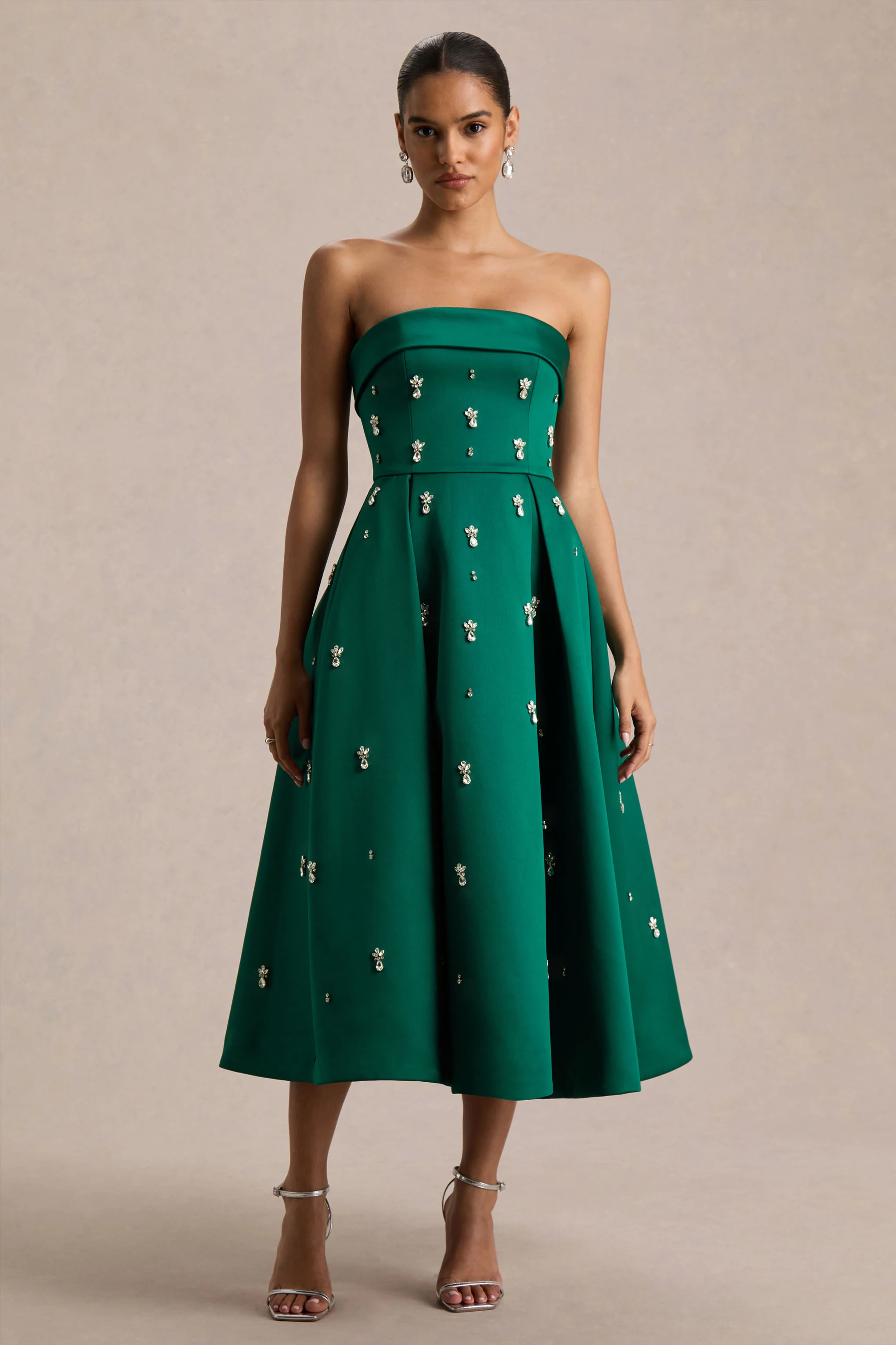 Sylvette | Dunkelgrünes Satin-Midikleid mit Bandeau-Ausschnitt und Skater-Rock - Image 4
