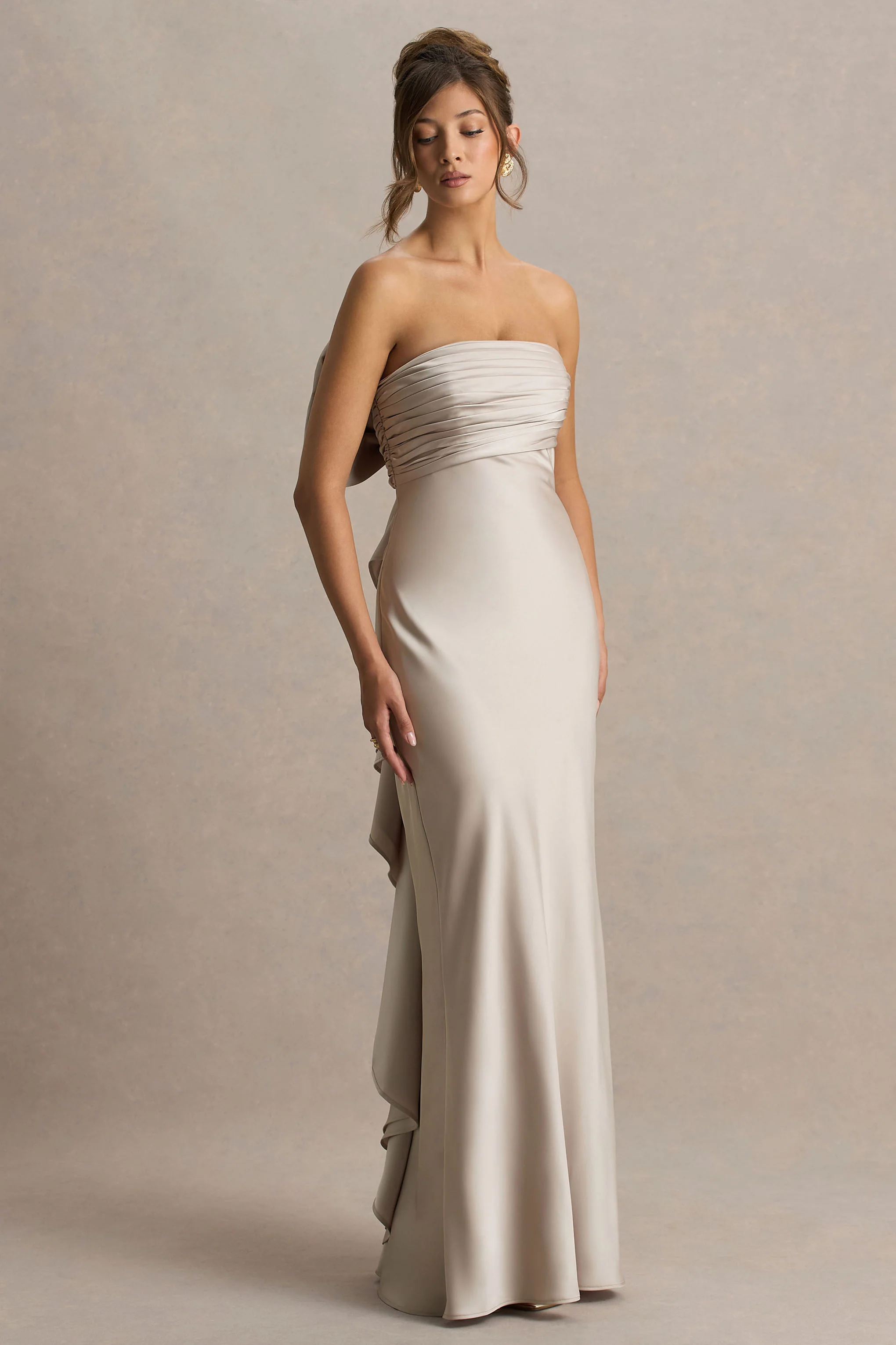 Talulla | Champagnerfarbenes Satinkleid mit Bandeau-Ausschnitt und Rüschendetail - Image 4