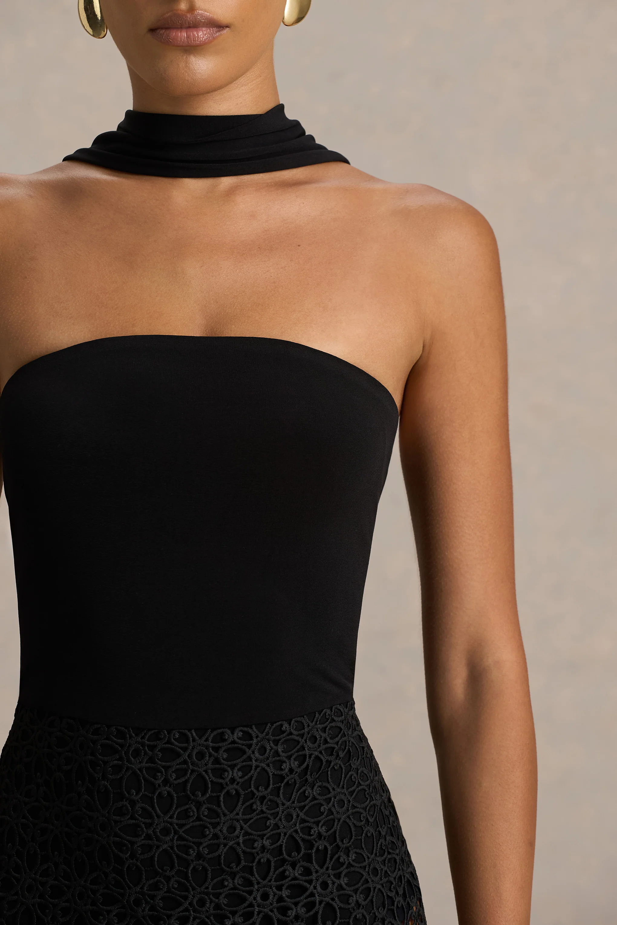 Tamala | Schwarzes Midikleid mit hohem Kragen und Spitzrock - Image 6