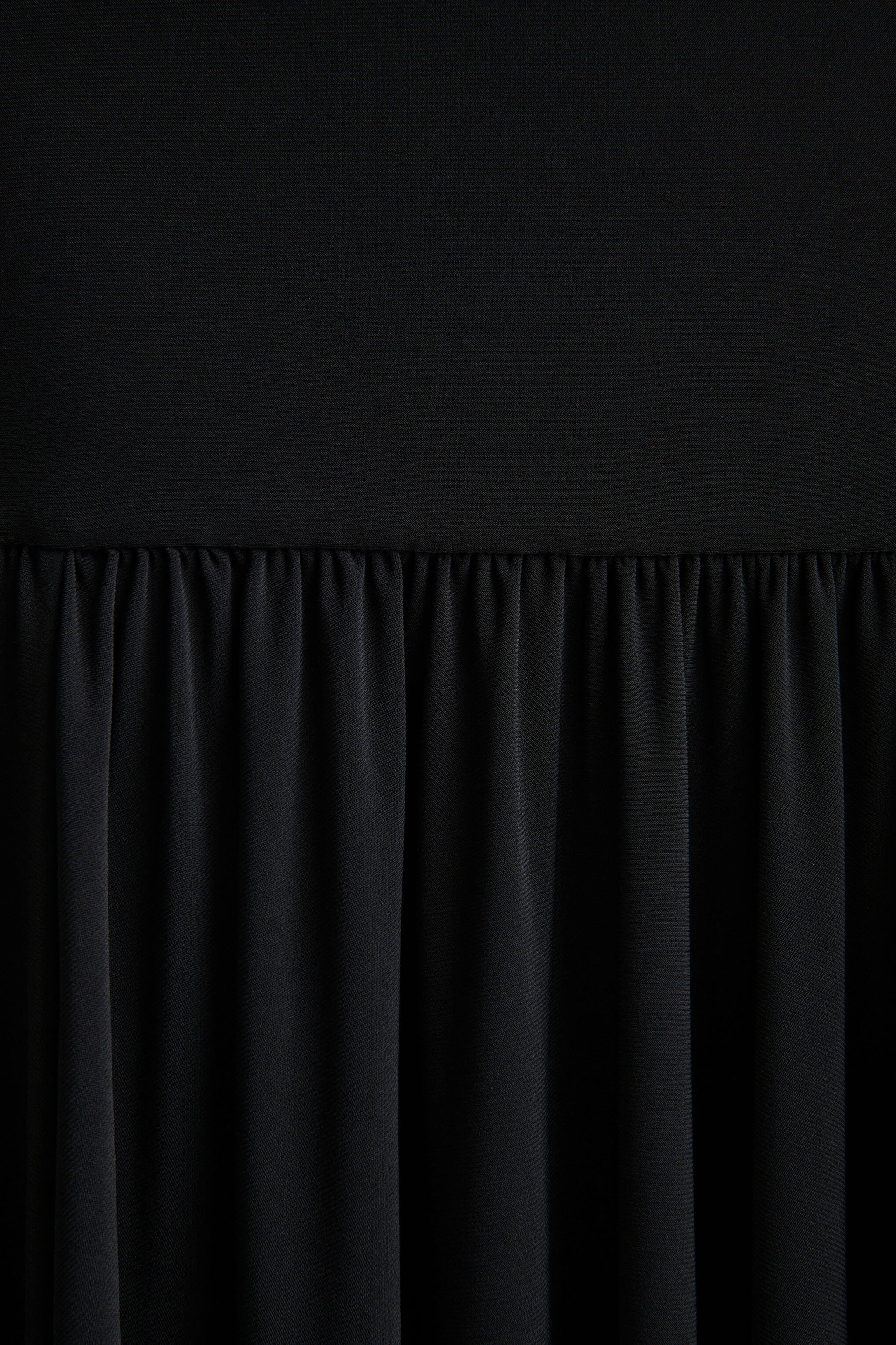 Tasmin | Schwarzes Maxikleid mit hochgeschlossenem Ausschnitt und tiefer Taille - Image 6