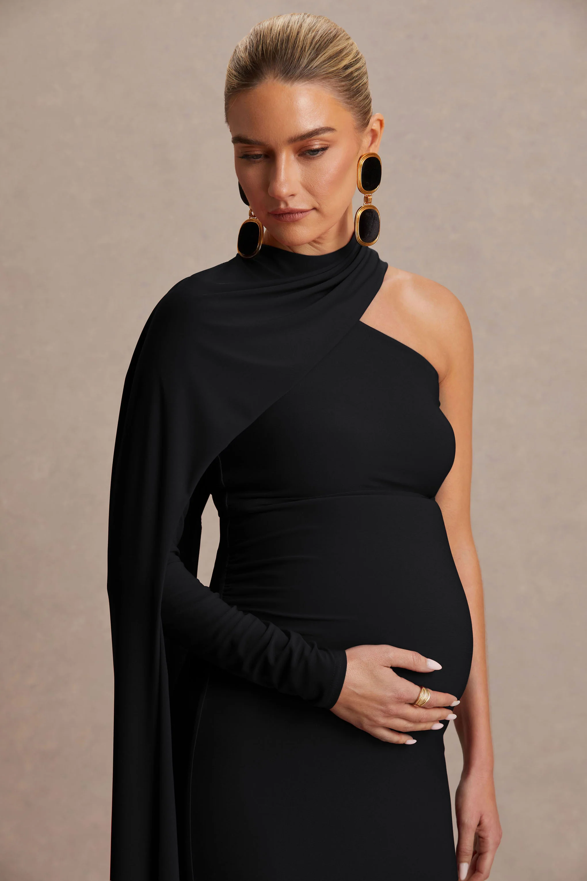 Tessy | Schwarzes Umstands-Maxikleid mit asymmetrischem Ausschnitt und Cape-Ärmel - Image 6