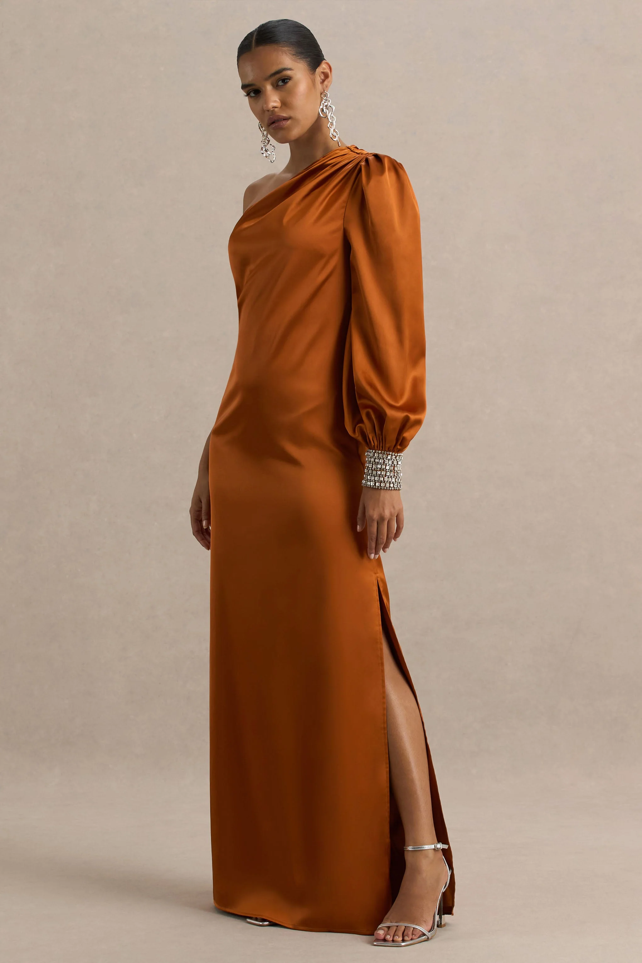 Thelma | Orangenes asymmetrisches Satin-Maxikleid mit einem Ärmel - Image 4