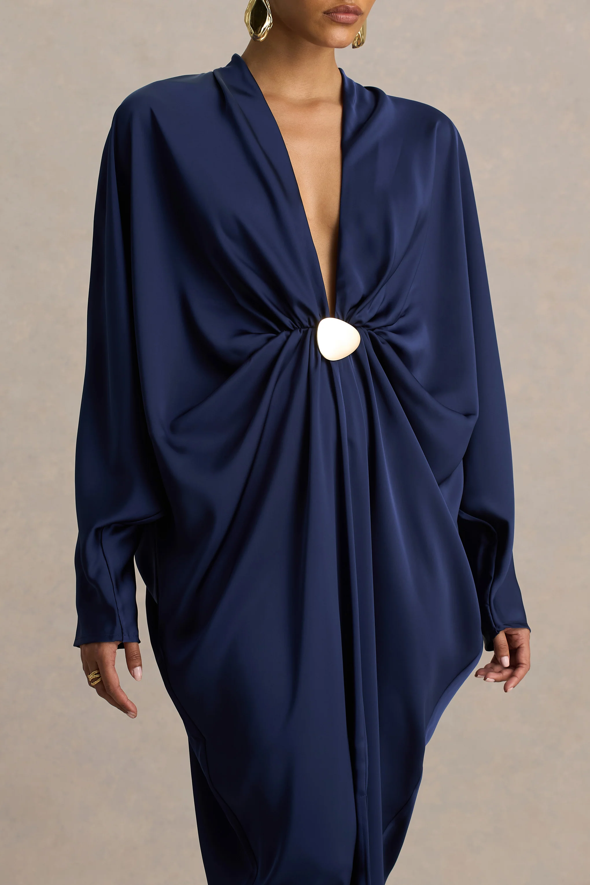 Tina | Marineblaues Maxikleid aus Satin mit tiefem Ausschnitt und Verzierungen - Image 4