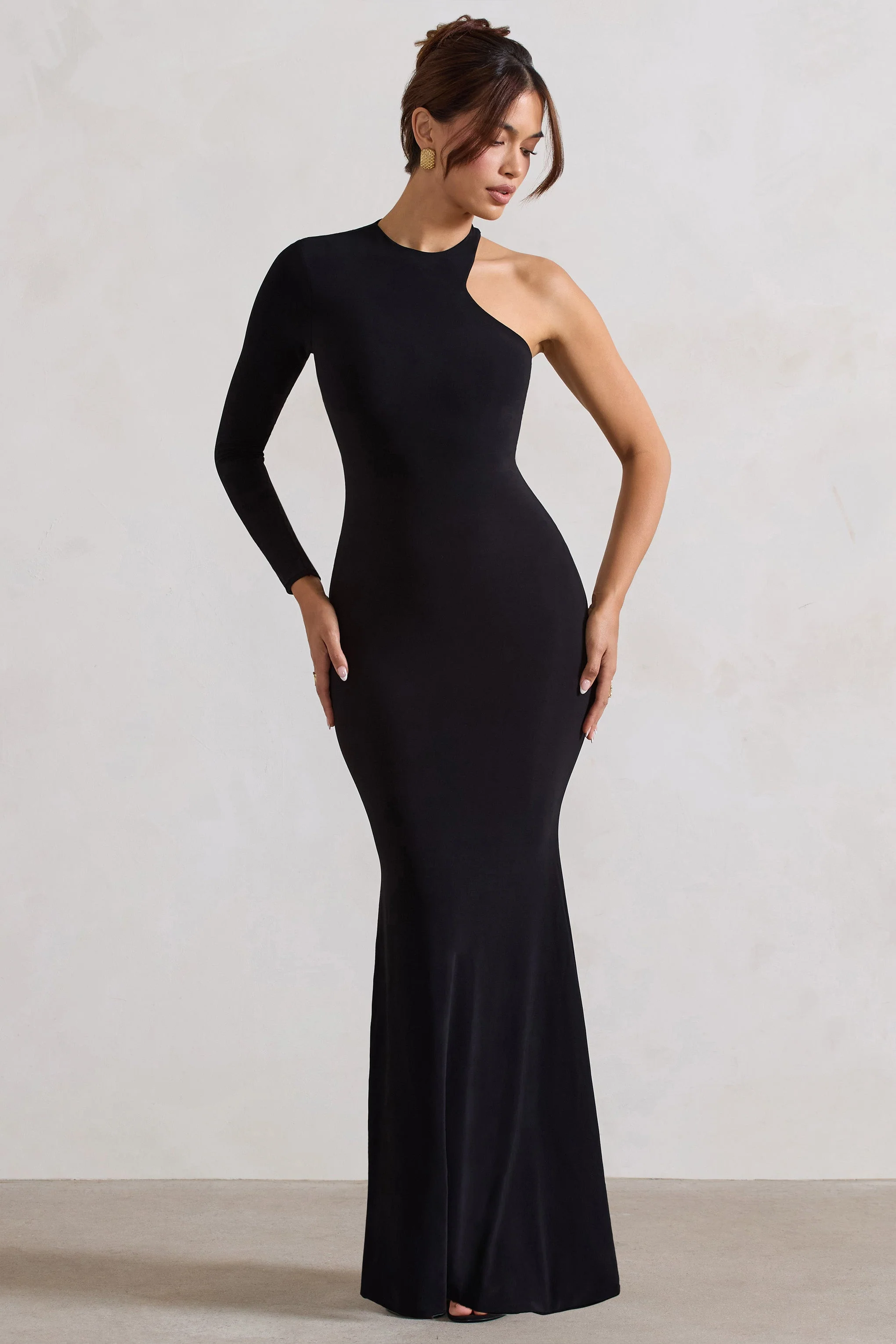 Tyra | Schwarzes Maxikleid mit asymmetrischem Ausschnitt, Cut-Out und offenem Rücken-Detail - Image 11