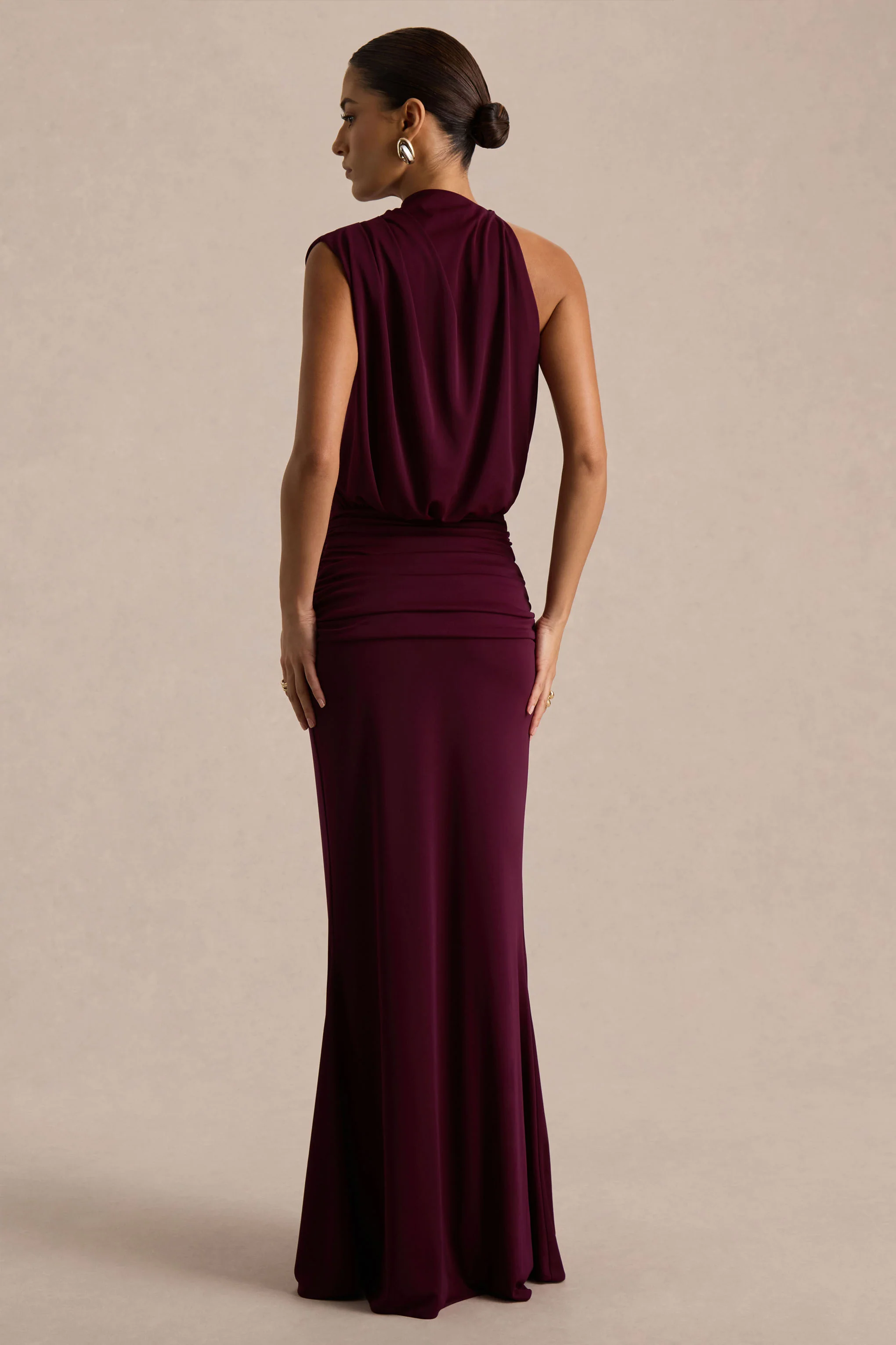Umaira | Burgunderrotes Maxikleid mit hohem, asymmetrischem Ausschnitt - Image 2