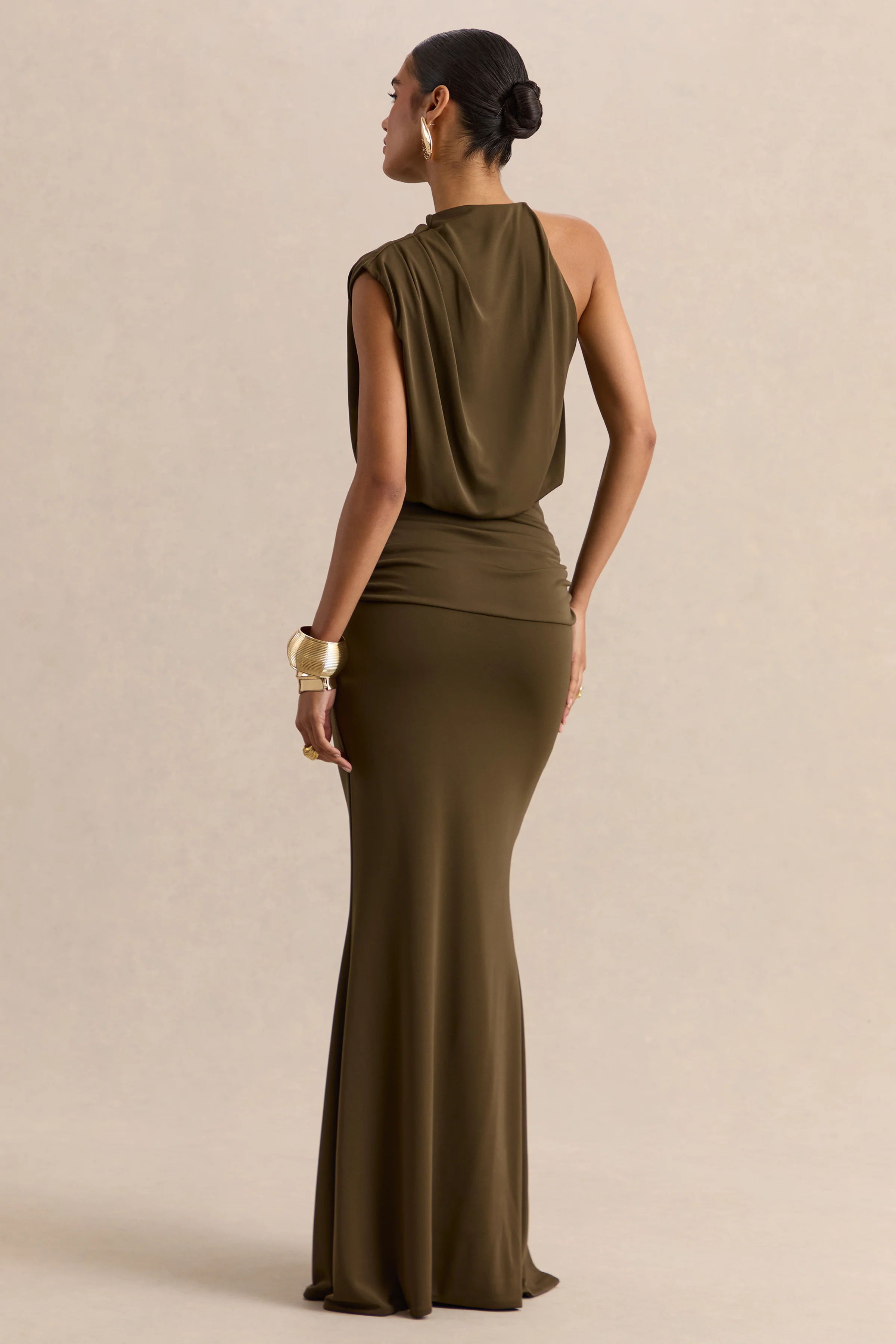 Umaira | Khakifarbenes Maxikleid aus Jersey mit asymmetrischem hohem Ausschnitt - Image 2