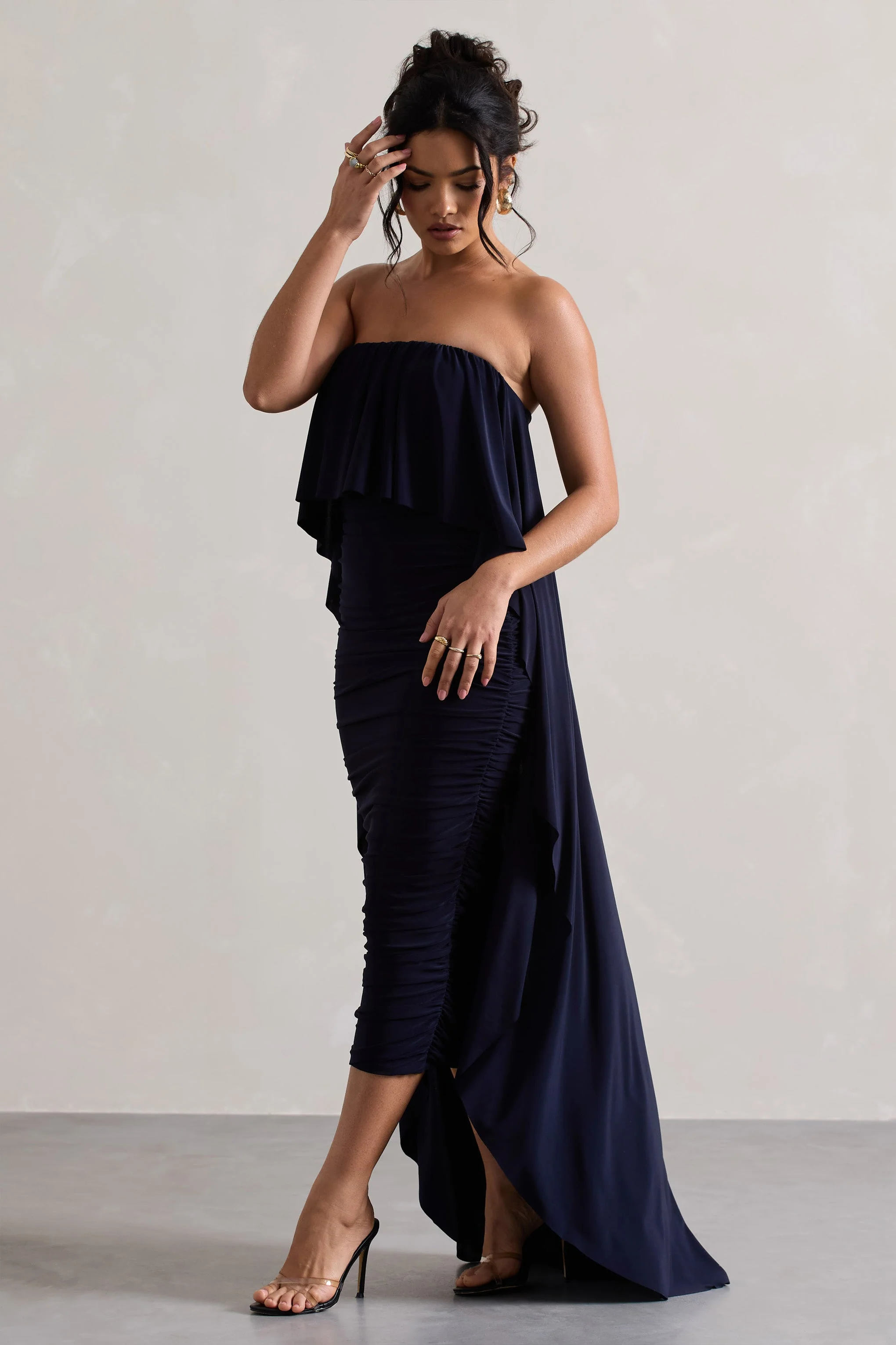 Upon A Time | Marineblaues, gerafftes Bandeau-Midikleid mit Umhang - Image 5