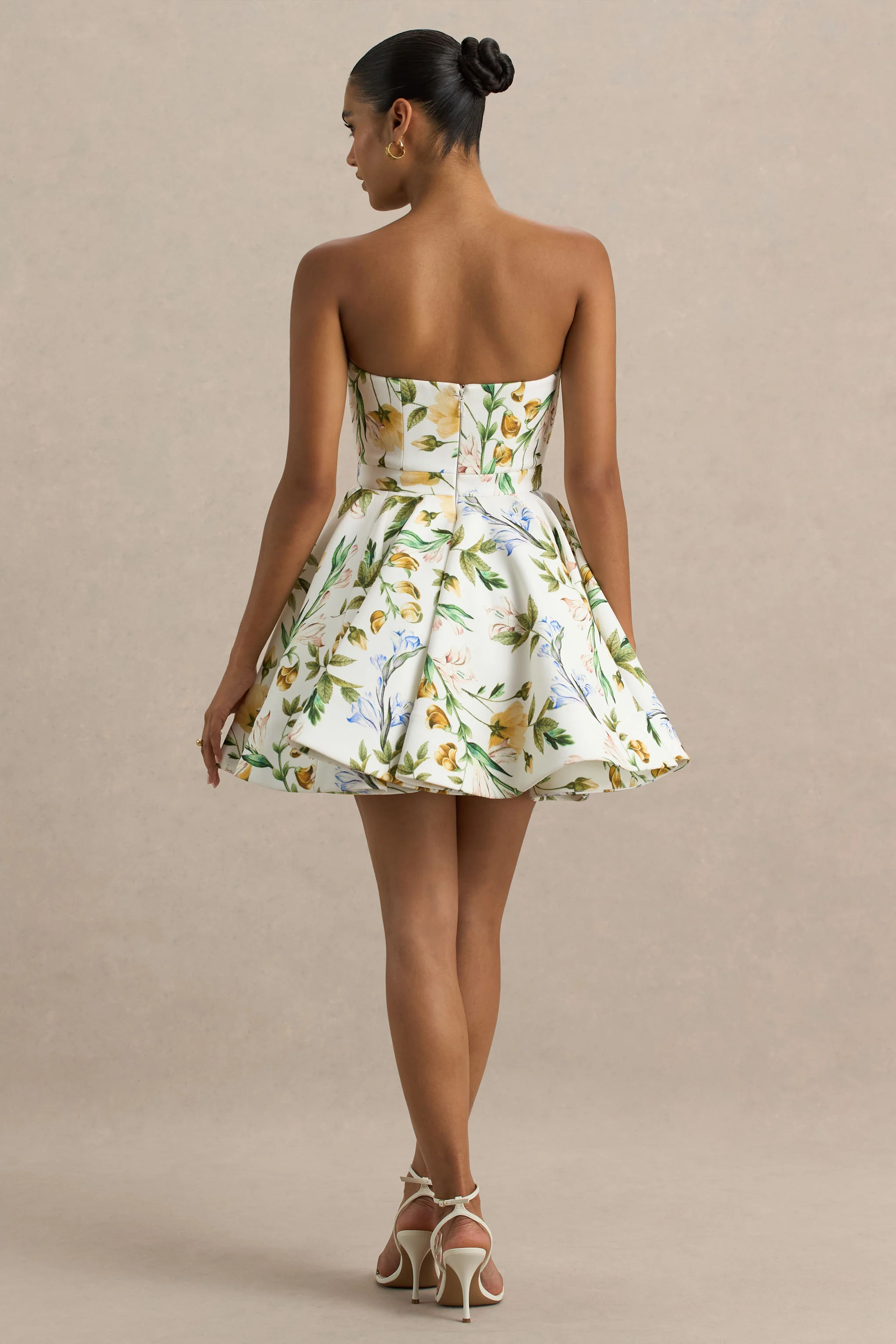Valerian | Weißes Bandeau-Minikleid mit Zitronenblumen-Print und Rüschensaum - Image 2