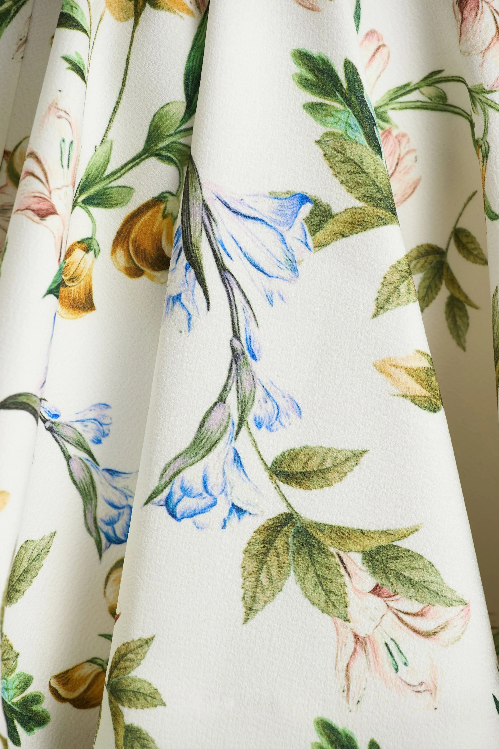 Valerian | Weißes Bandeau-Minikleid mit Zitronenblumen-Print und Rüschensaum - Image 7