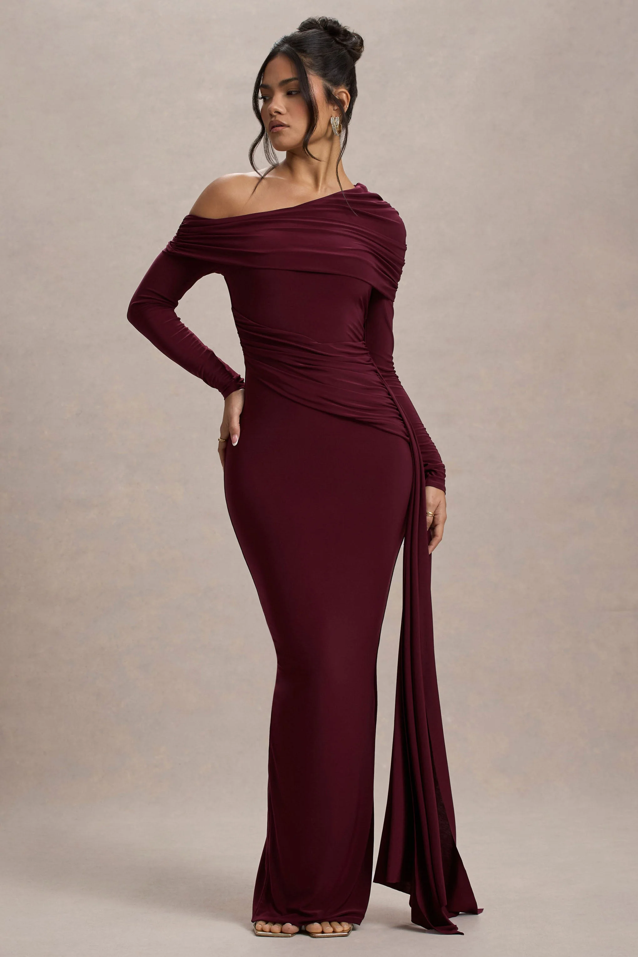 Valina | Burgunderrotes Maxikleid mit Raffungen, asymmetrischem Schnitt und Drapierung - Image 4