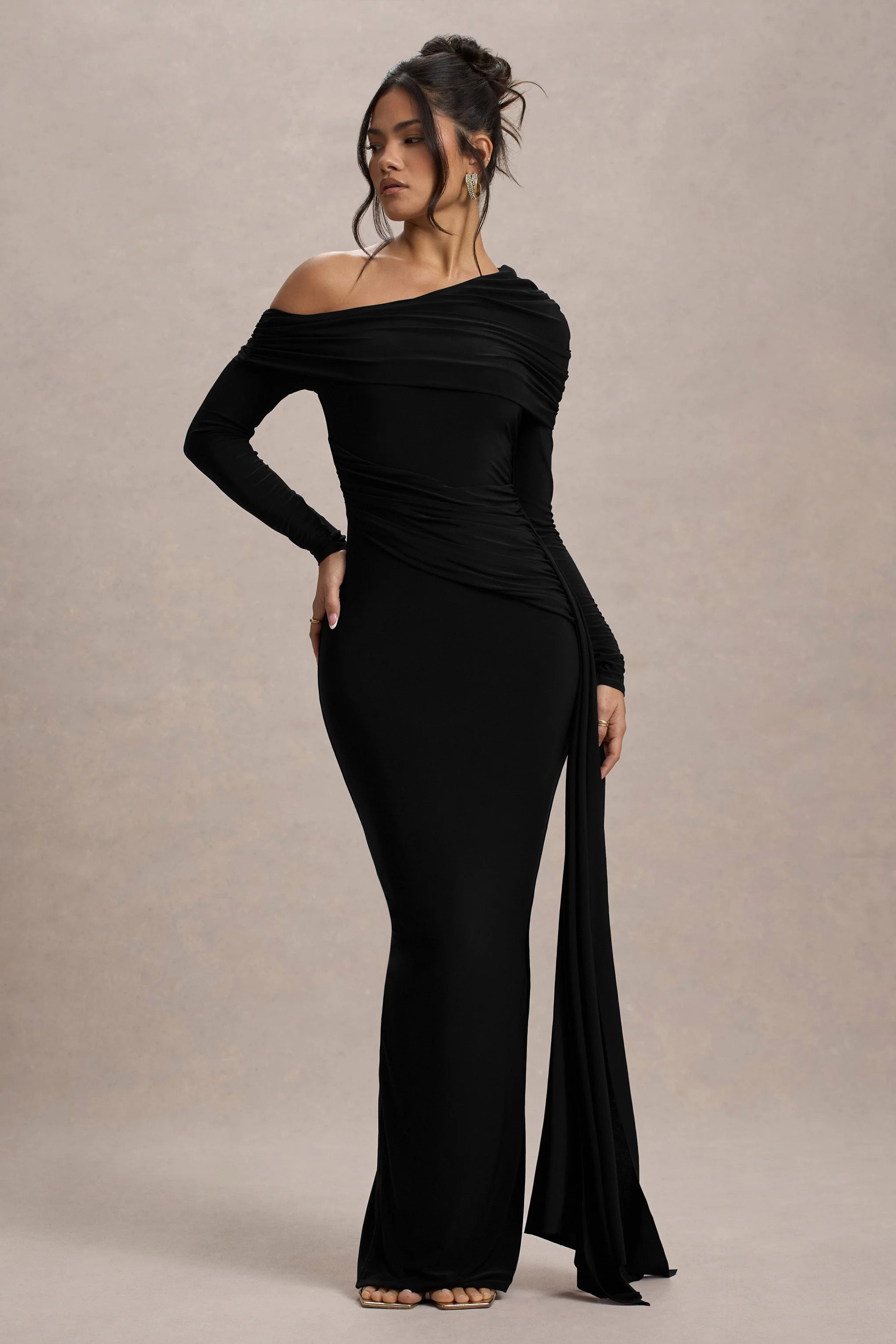 Valina | Schwarzes asymmetrisches Maxikleid mit Raffung und Drapierung - Image 4
