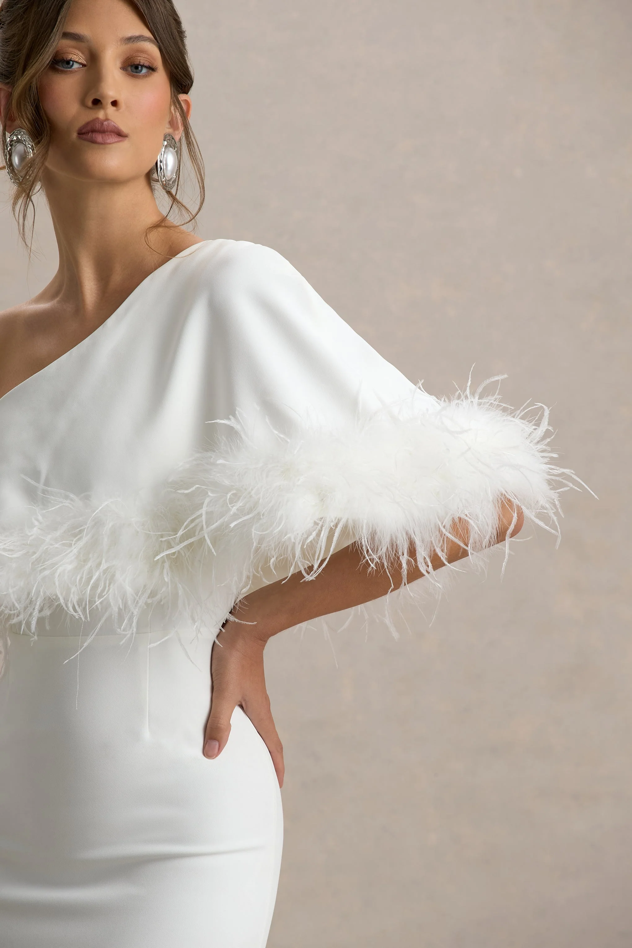 Valor | Weißes asymmetrisches Maxikleid mit Federbesatz - Image 6