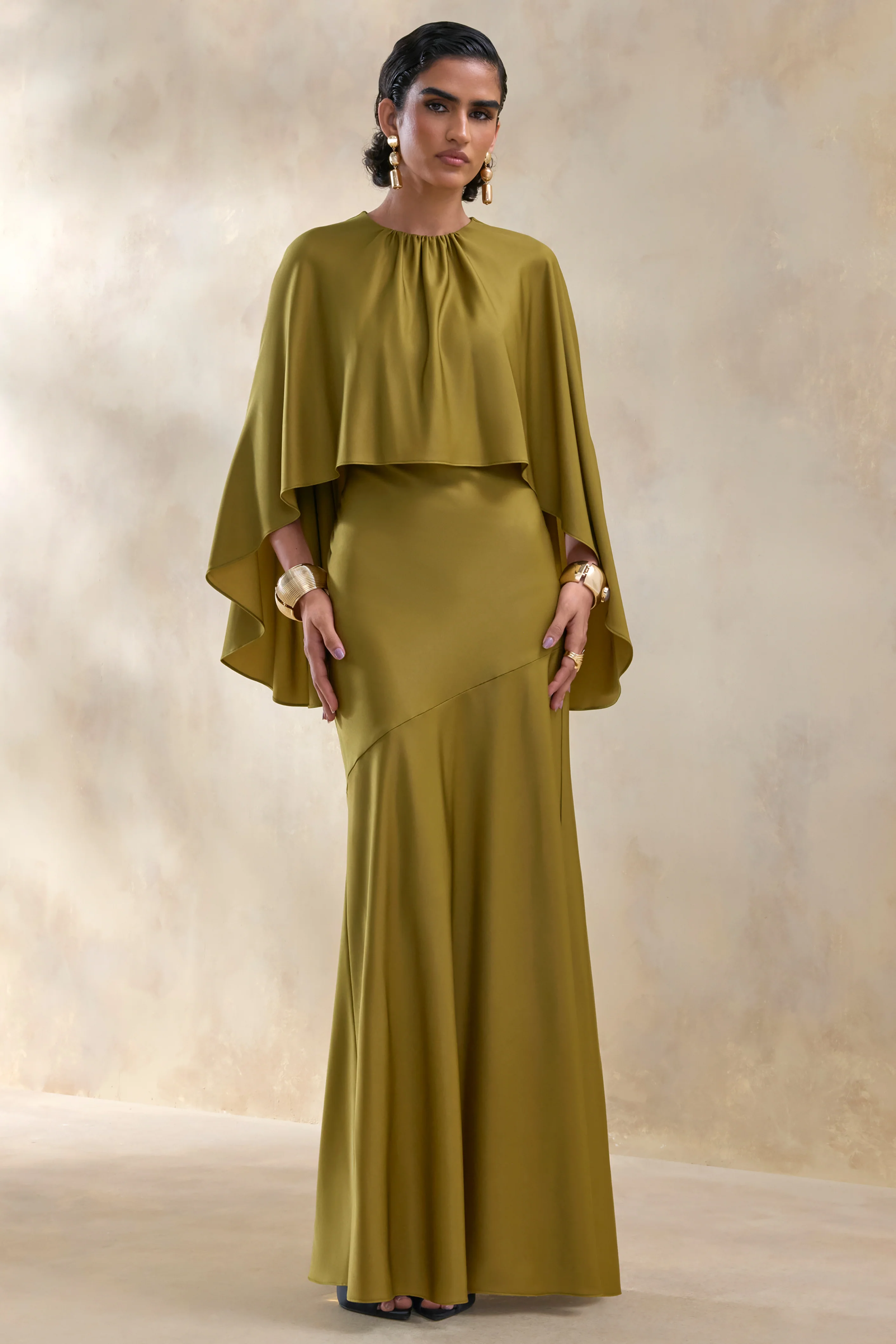 Vanthea | Olivfarbenes Maxikleid aus Satin mit Rundhalsausschnitt und Cape-Ärmeln - Image 4