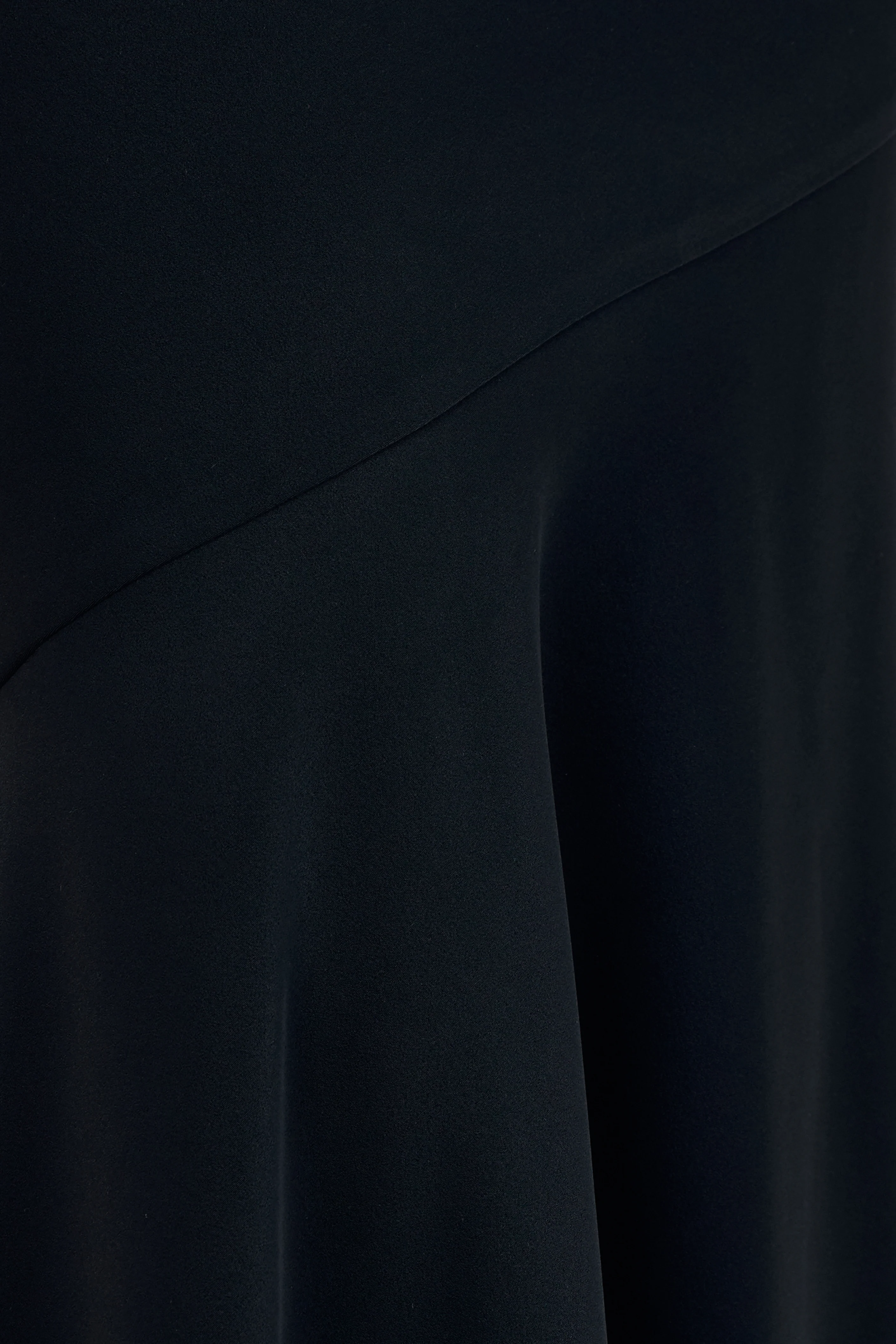 Vayla | Schwarzer Maxirock aus Satin mit asymmetrischem Bund und tiefer Taille - Image 6