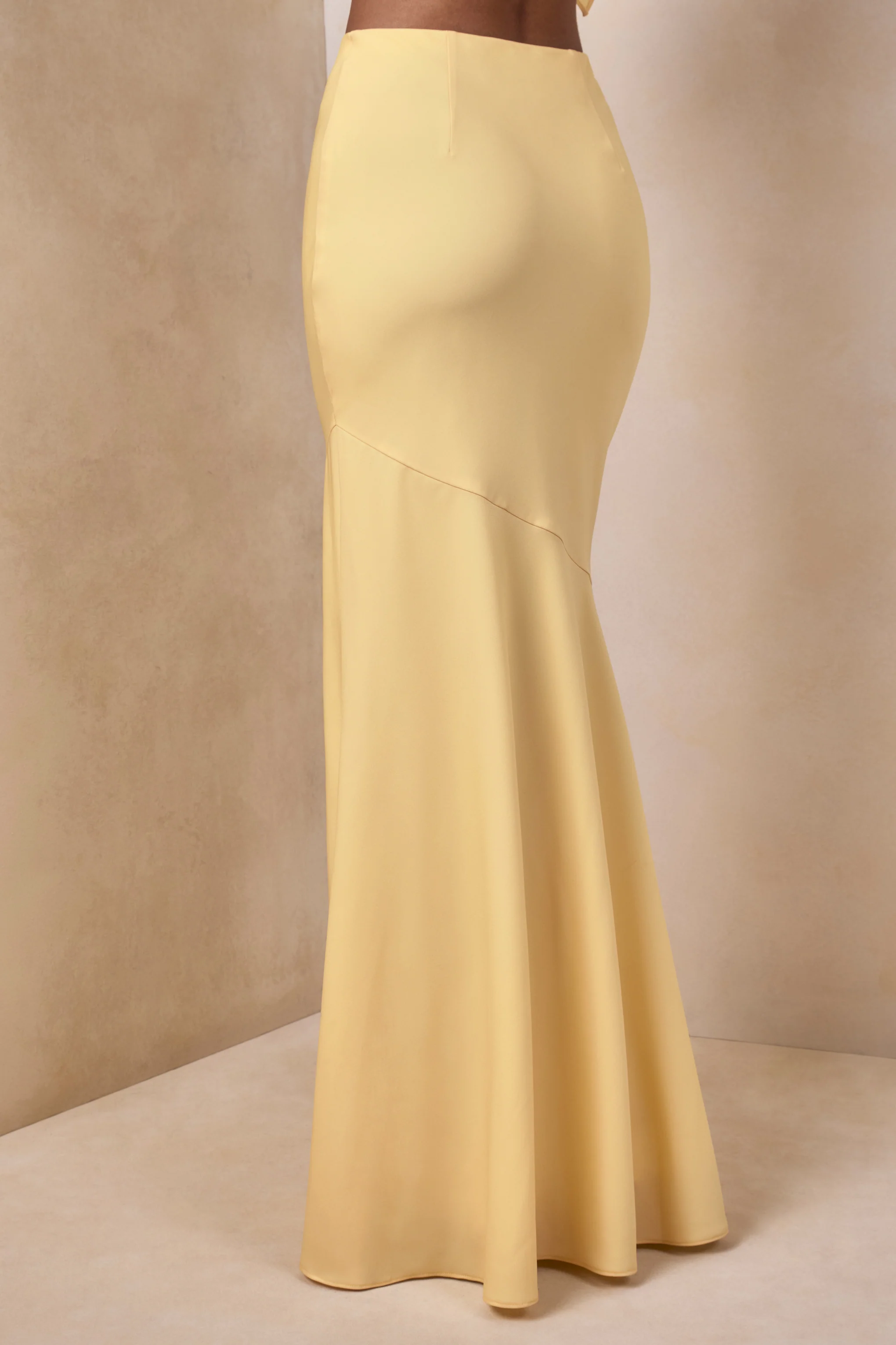 Vayla | Zitronengelber asymmetrischer Satin-Maxirock mit tief angesetzter Taille - Image 4