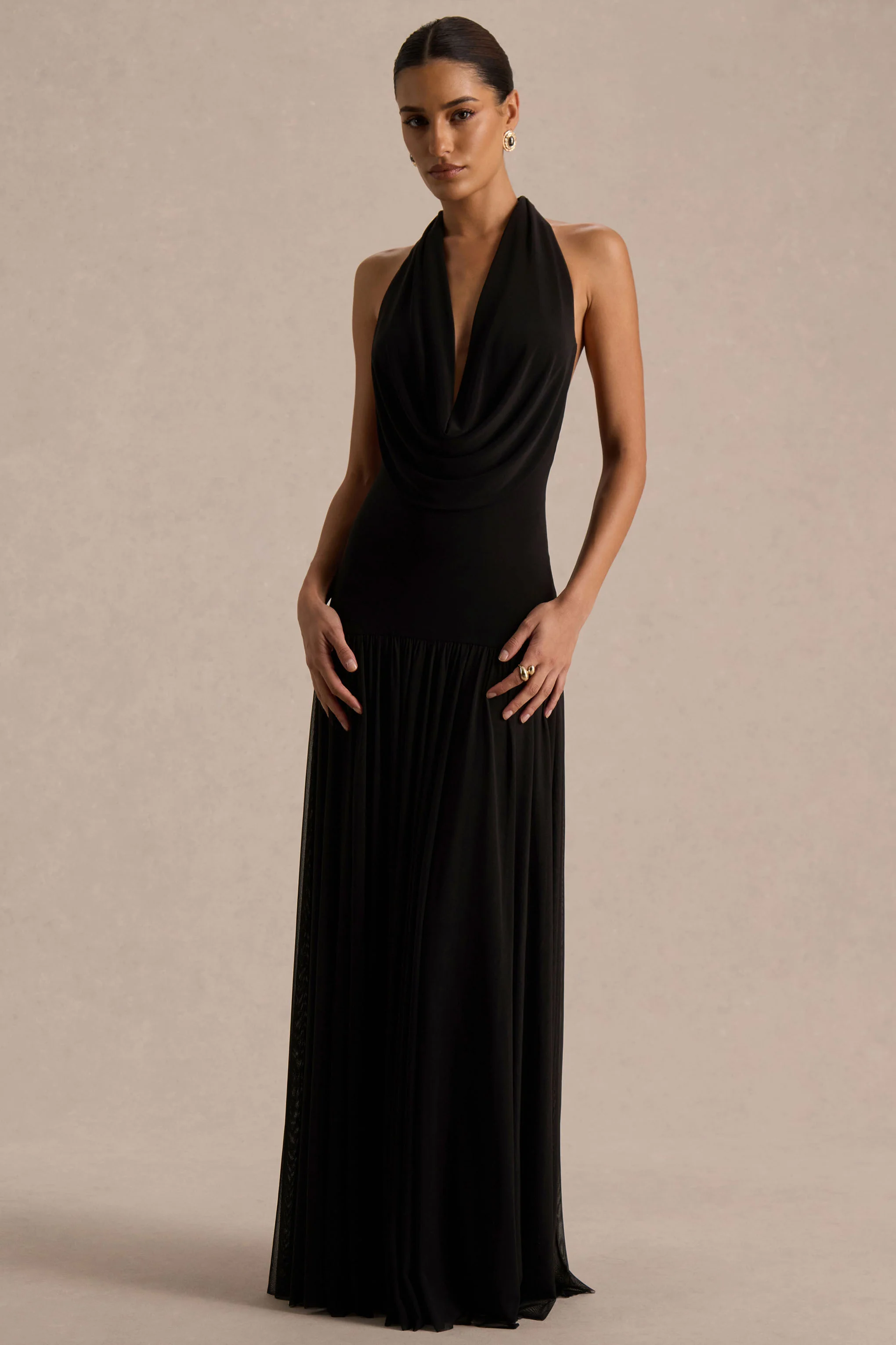 Verity | Schwarzes Maxikleid mit Wasserfall-Ausschnitt und transparentem Rock - Image 6