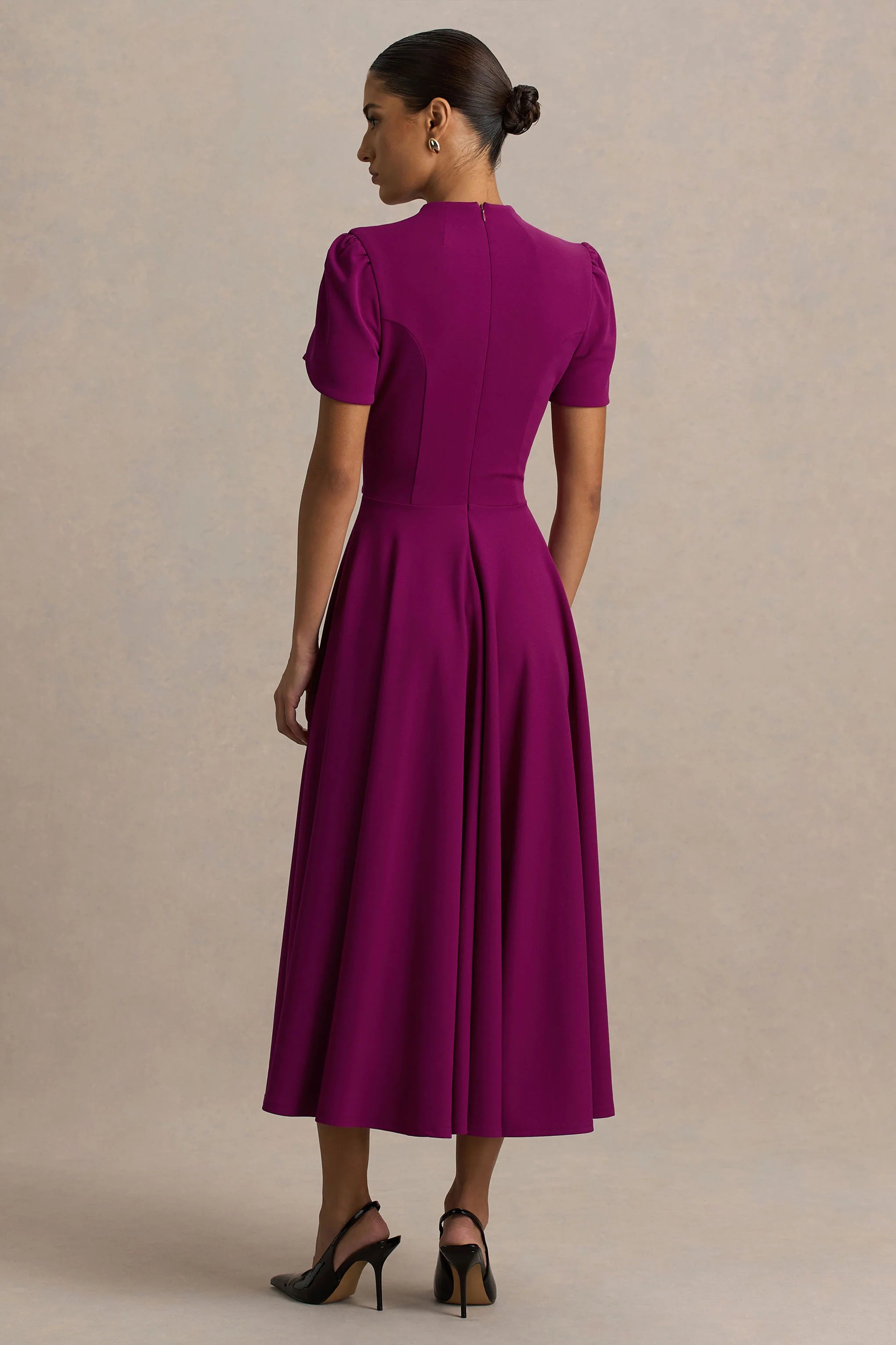 Vicky | Maulbeerfarbenes Midikleid mit hohem Ausschnitt und Puffärmeln - Image 2